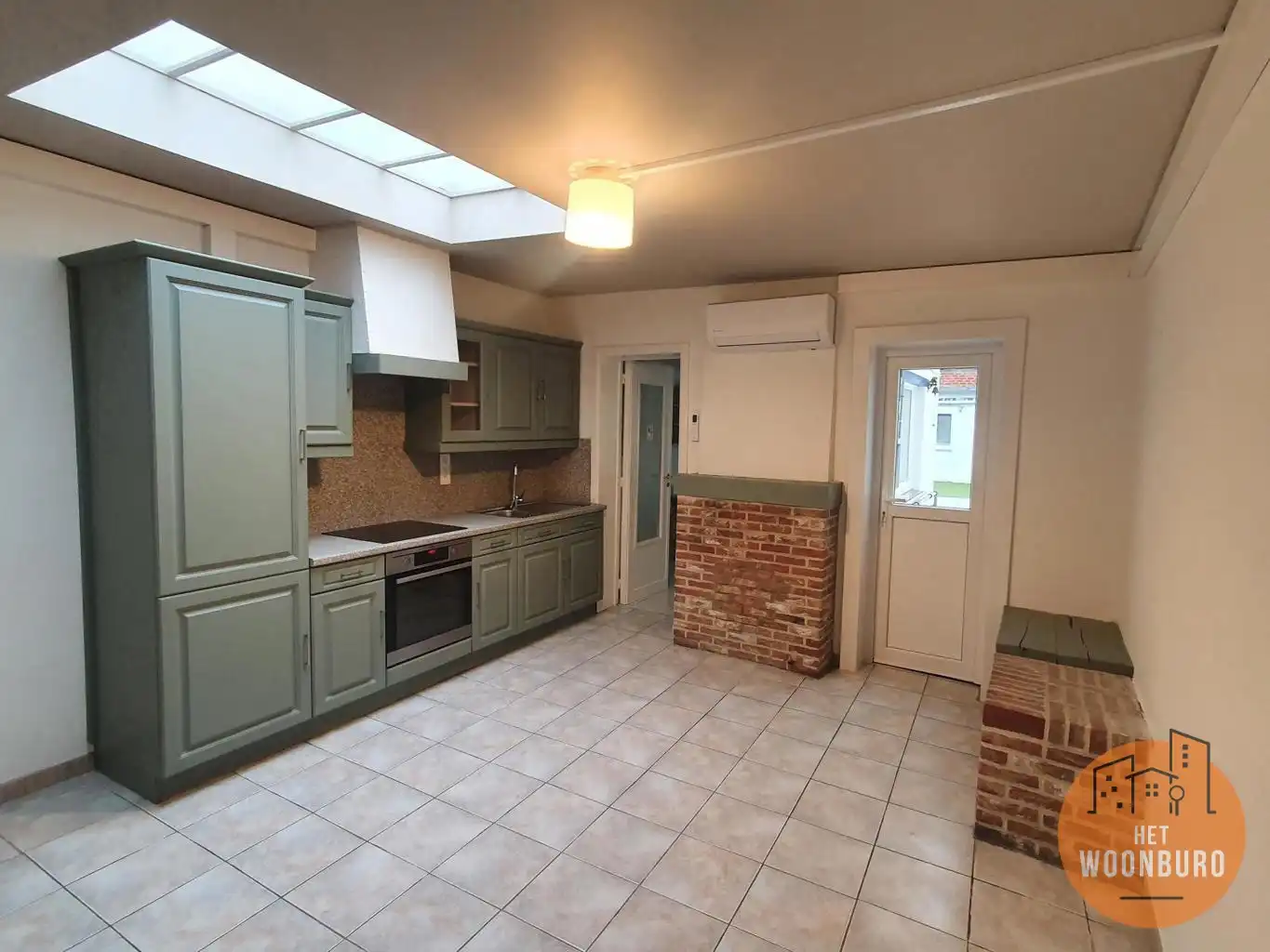 Gerenoveerde rijwoning met terras en tuintje foto 5