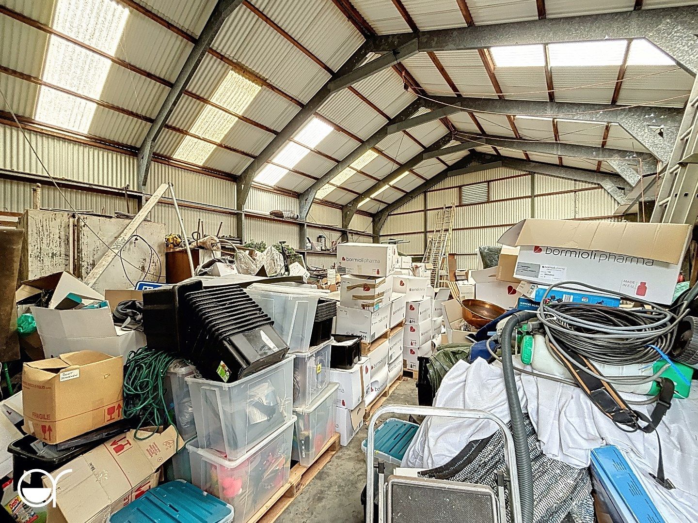 Te renoveren woning met magazijn, tuinhuis en dubbele garage foto 24
