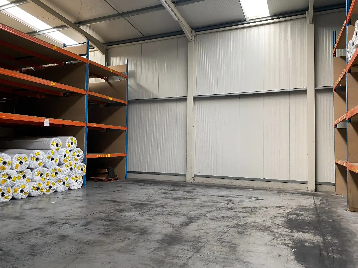 Grote loods (1195m²) met diverse mogelijkheden in een industriezone. foto 4