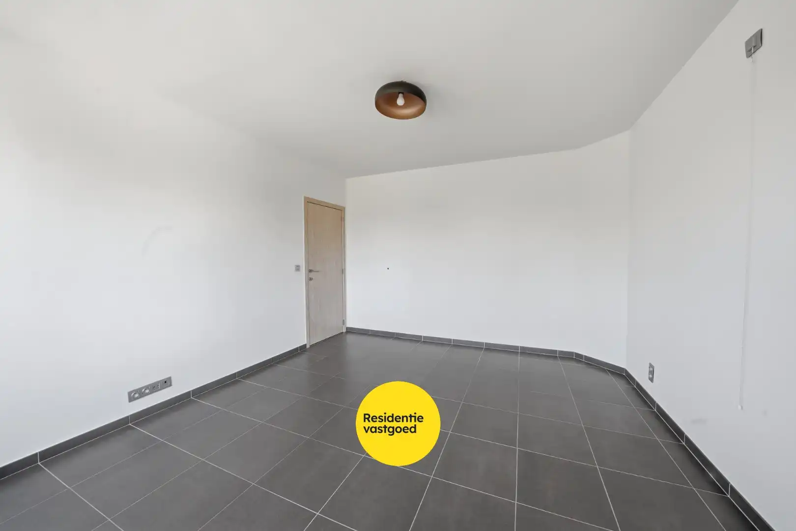 Volledig gerenoveerde bel-étage met 2 slaapkamers en ruime garage te Oostende foto 14