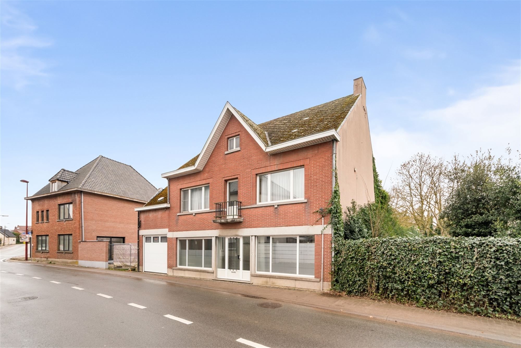 Hoofdfoto van de publicatie: Te renoveren RUIME BURGERSWONING met BIJGEBOUW op een perceel van 668m²