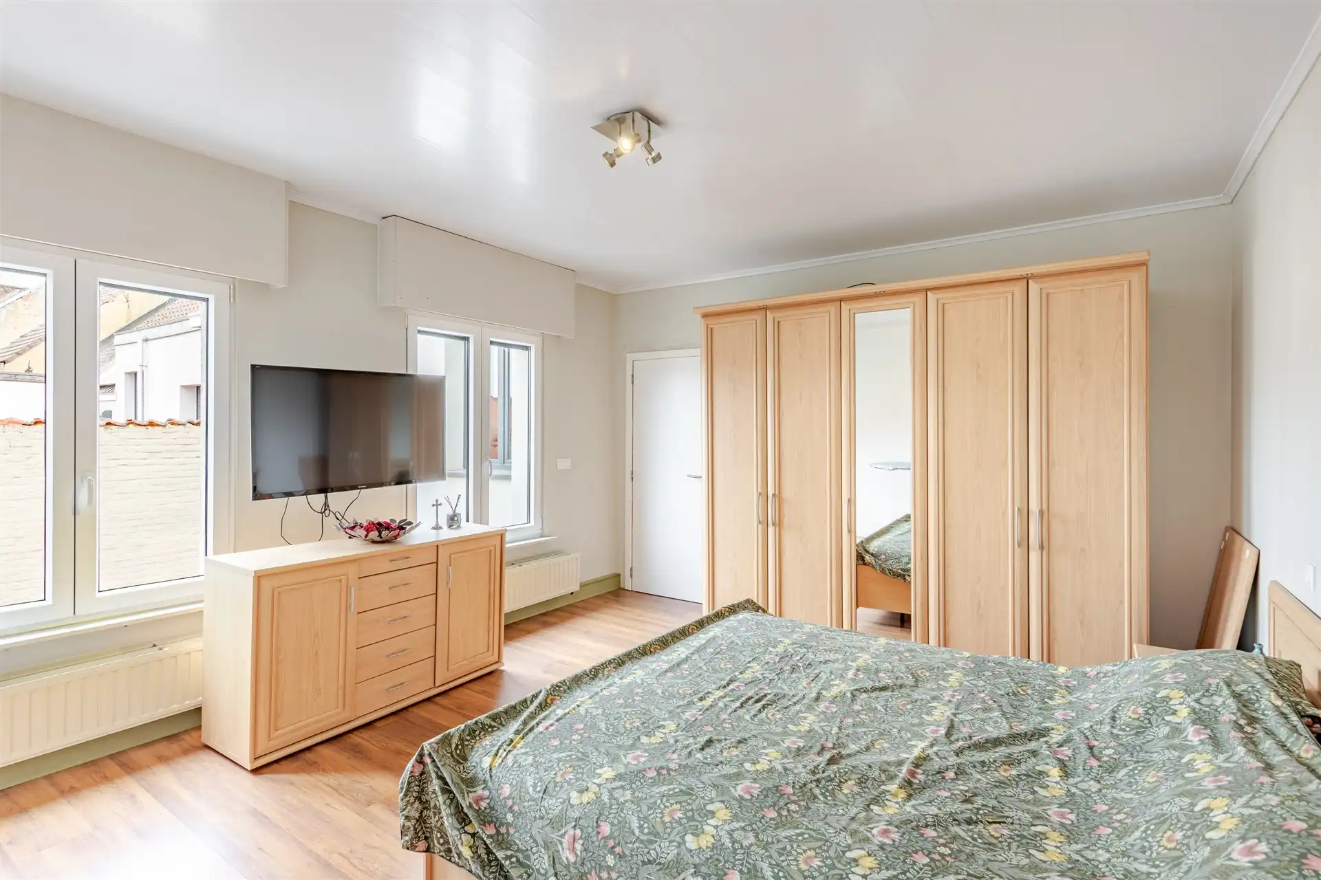 Woning met 4 slaapkamers én magazijn op toplocatie foto 9