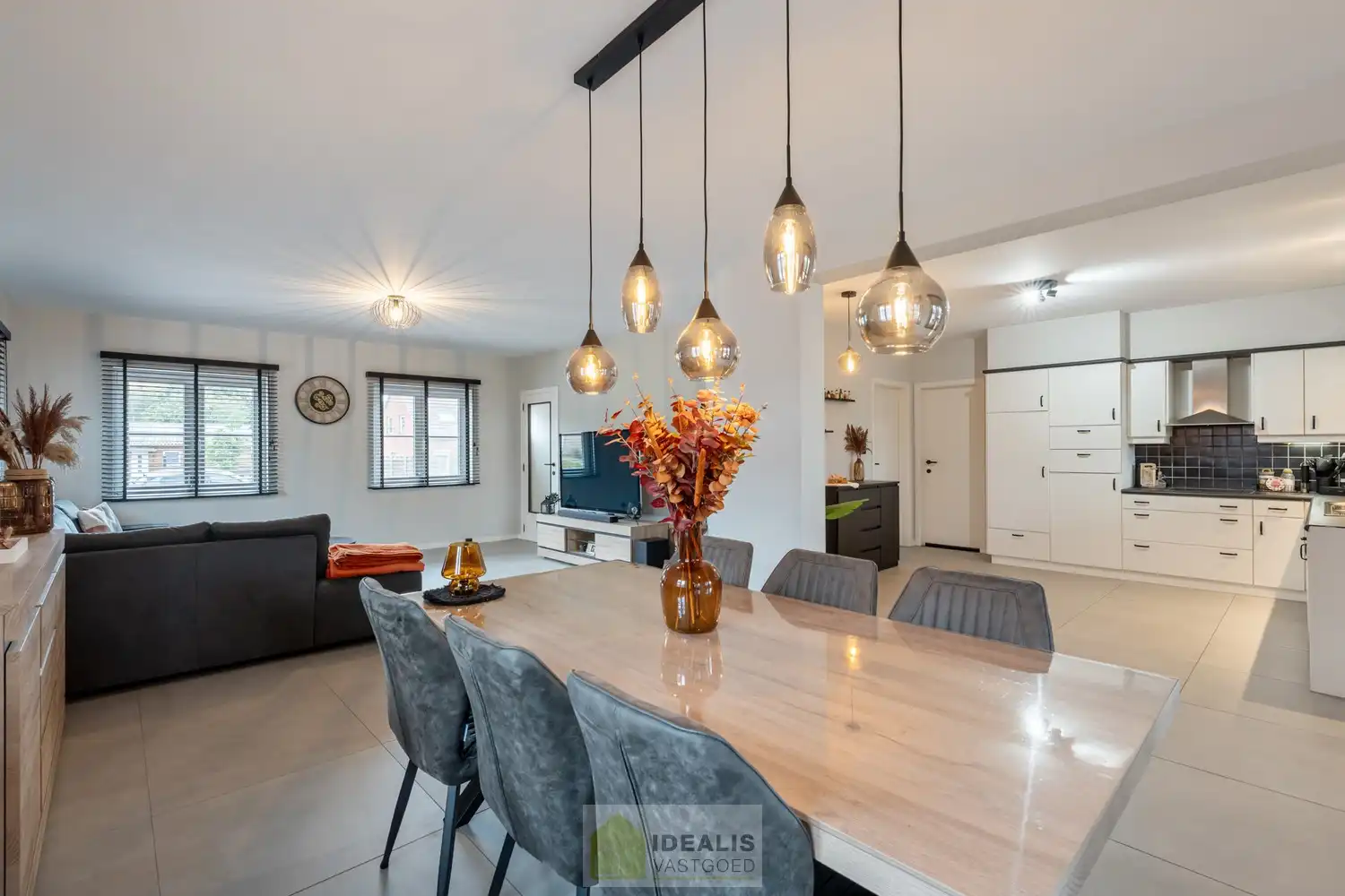IDEALIS VASTGOED – ZEER RUIME EENGEZINSWONING MET EEN KNAPPE LEEFRUIMTE MET AANSLUITEND OPEN MODERNE KEUKEN, MOMENTEEL 3 SLAAPKAMERS MAAR MOGELIJKHEID TOT 4 SLAAPKAMERS, 2 BADKAMERS, ONDERKELDERD EN VOLLEDIG AANGELEGD MET EEN KNAPPE TUIN EN HEERLIJK OVERDEKT TERRAS OP EEN PERCEEL VAN 5A 63CA! Deze ruime gezinswoning omvat +- 215m² netto bewoonbare oppervlakte met een aangename woonkamer bestaande uit zit-en eetgedeelte, een open moderne keuken, 3 slaapkamers maar mogelijkheid tot 4 slaapkamers en 2 badkamers. Een unieke kans voor kandidaten op zoek naar een ééngezinswoning voorzien van alle faciliteiten en comfort op een fijne locatie in een residentiële wijk tussen de centra van Oudsbergen, Bocholt, Bree en Peer! De huidige eigenaars hebben de woning in 2023 grondig gerenoveerd en o.a. voorzien van vloerverwarming, een warmtepompboiler en 2 lucht-luchtsystemen om te koelen en warmen!! foto 6