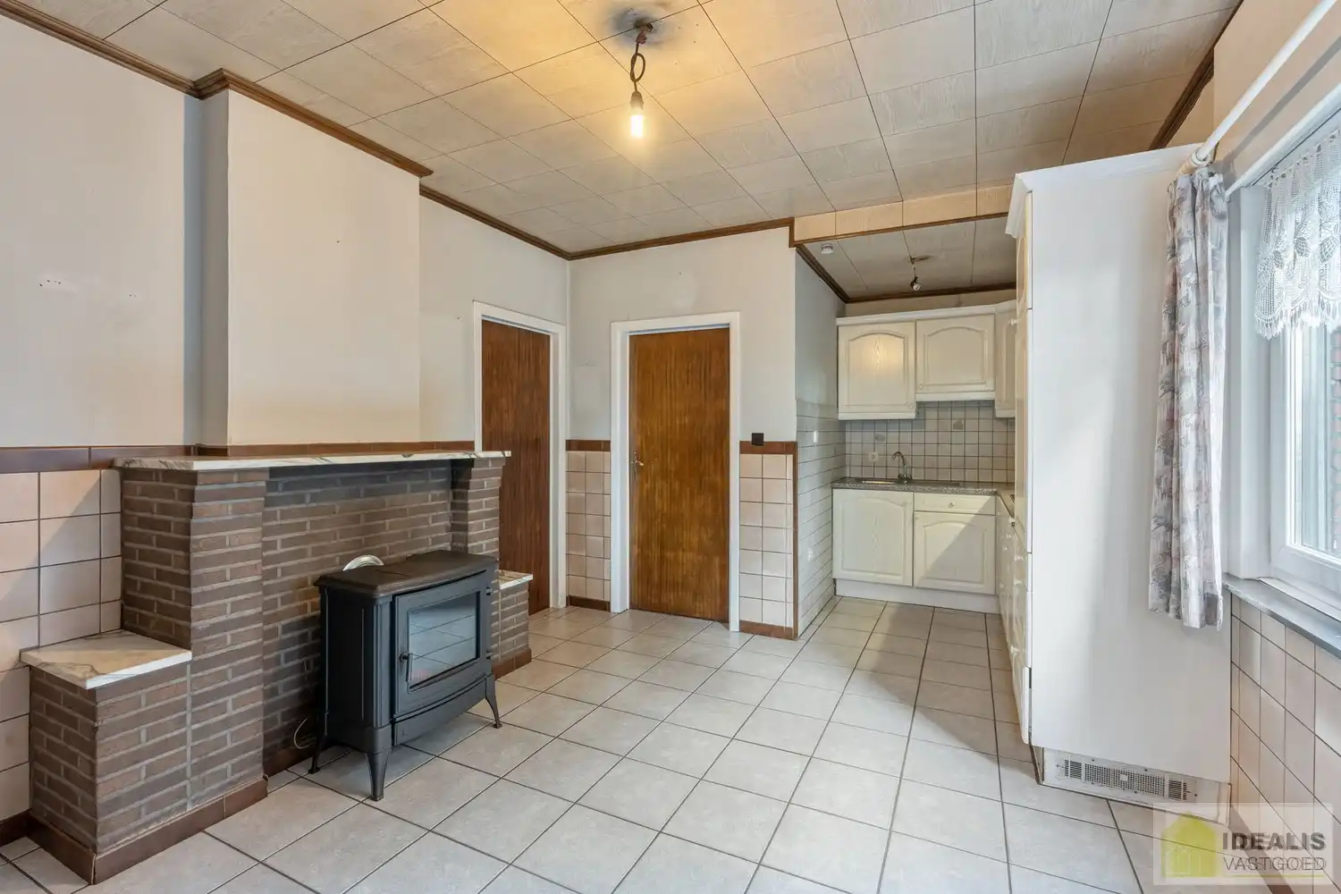 TE RENOVEREN WONING NABIJ HET CENTRUM VAN WIJCHMAAL, PEER OP EEN PERCEEL VAN  MAAR LIEFST 12A 5CA – DE WONING OMVAT EEN OPEN LEEFRUIMTE MET VEEL LICHTINVAL, KEUKEN MET AANSLUITEND EETKAMER, 3 SLAAPKAMERS, BADKAMER, VERANDA EN TWEE RUIME OPSLAGRUIMTES/WERKPLAATSEN – Een praktisch ingedeelde woning op een ruim perceel nabij het centrum van Peer! Dé perfecte zet voor zij die op zoek zijn naar een te renoveren woning met veel mogelijkheden op een rustige locatie in Wijchmaal, Peer! foto 6