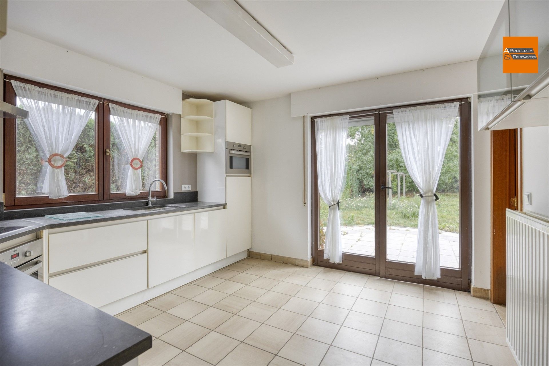 Ruime villa  met 5 slpk, garage en grote tuin foto 12