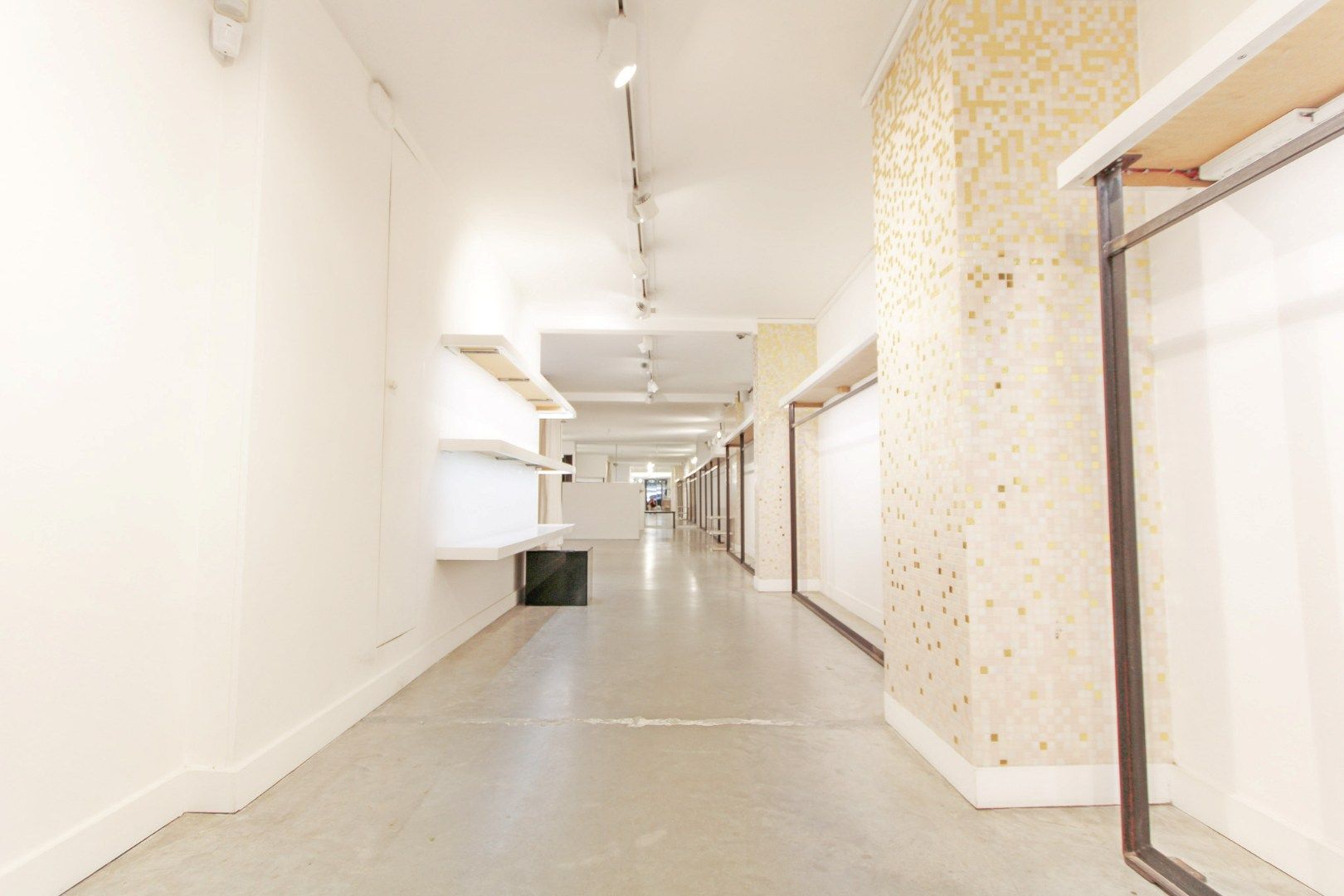 Instapklare kledingwinkel te huur Dumortierlaan 86 foto 3