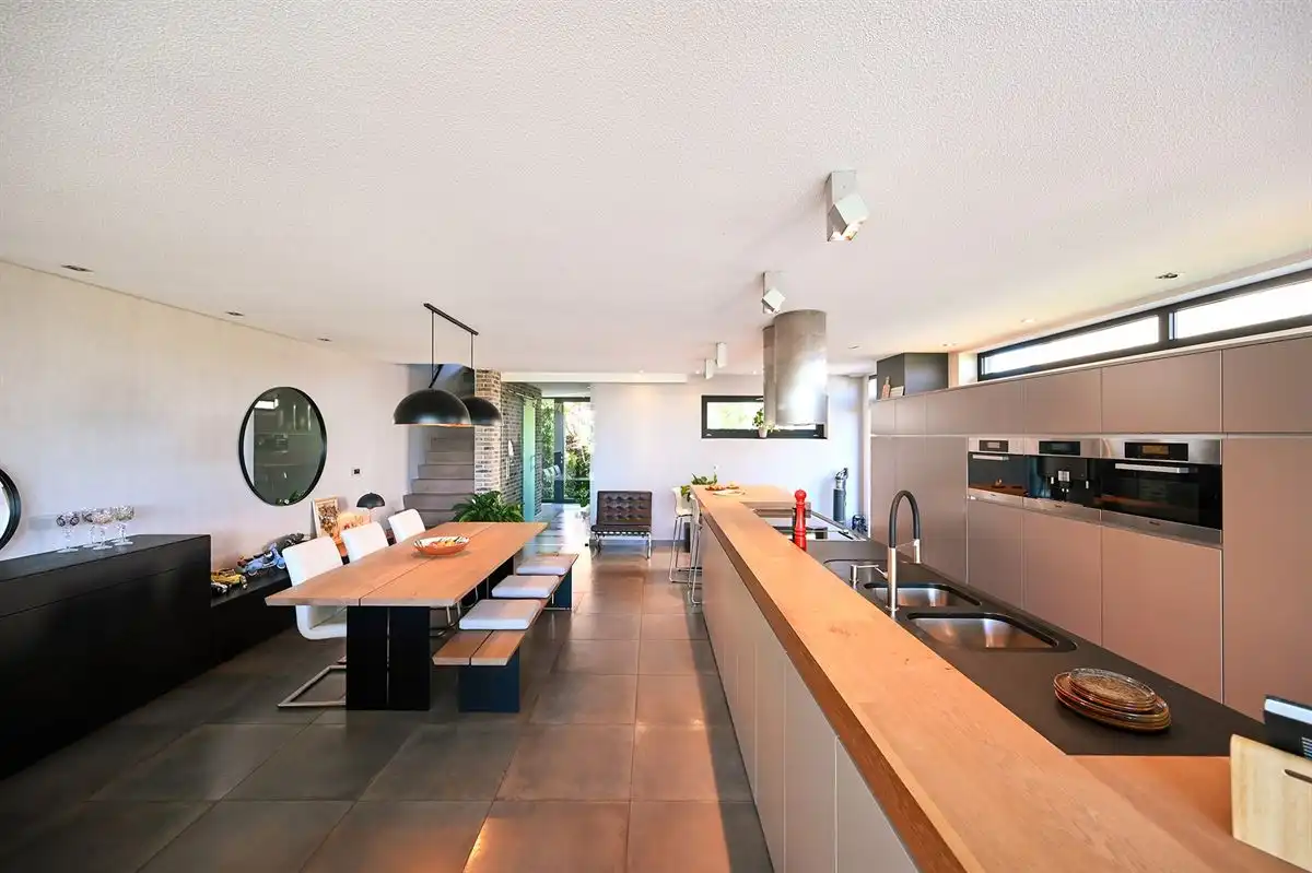 Moderne gezinswoning met zwembad, home office en prachtig uitzicht foto 7
