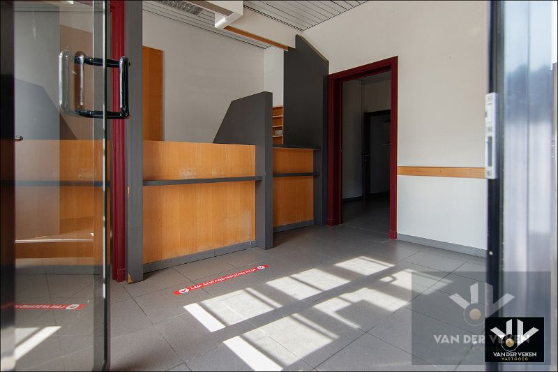 Opbrengsteigendom bestaande uit twee handelsgelijkvloersen (feestzaal/dienstencentrum en een kantoorruimte) en een duplexappartement op interessante zichtlocatie in het centrum van Paal (Beringen), op een steenworp van het op- en afrittencomplex van de autosnelweg E313! foto 21