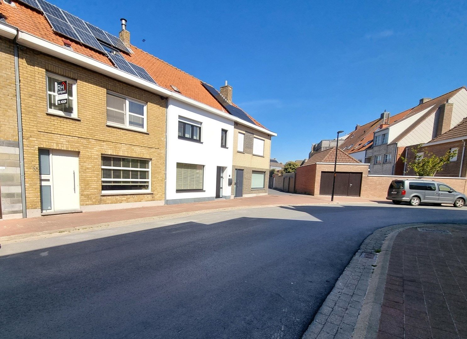 Rustig gelegen, aangename woning met uitweg en garage foto {{pictureIndex}}
