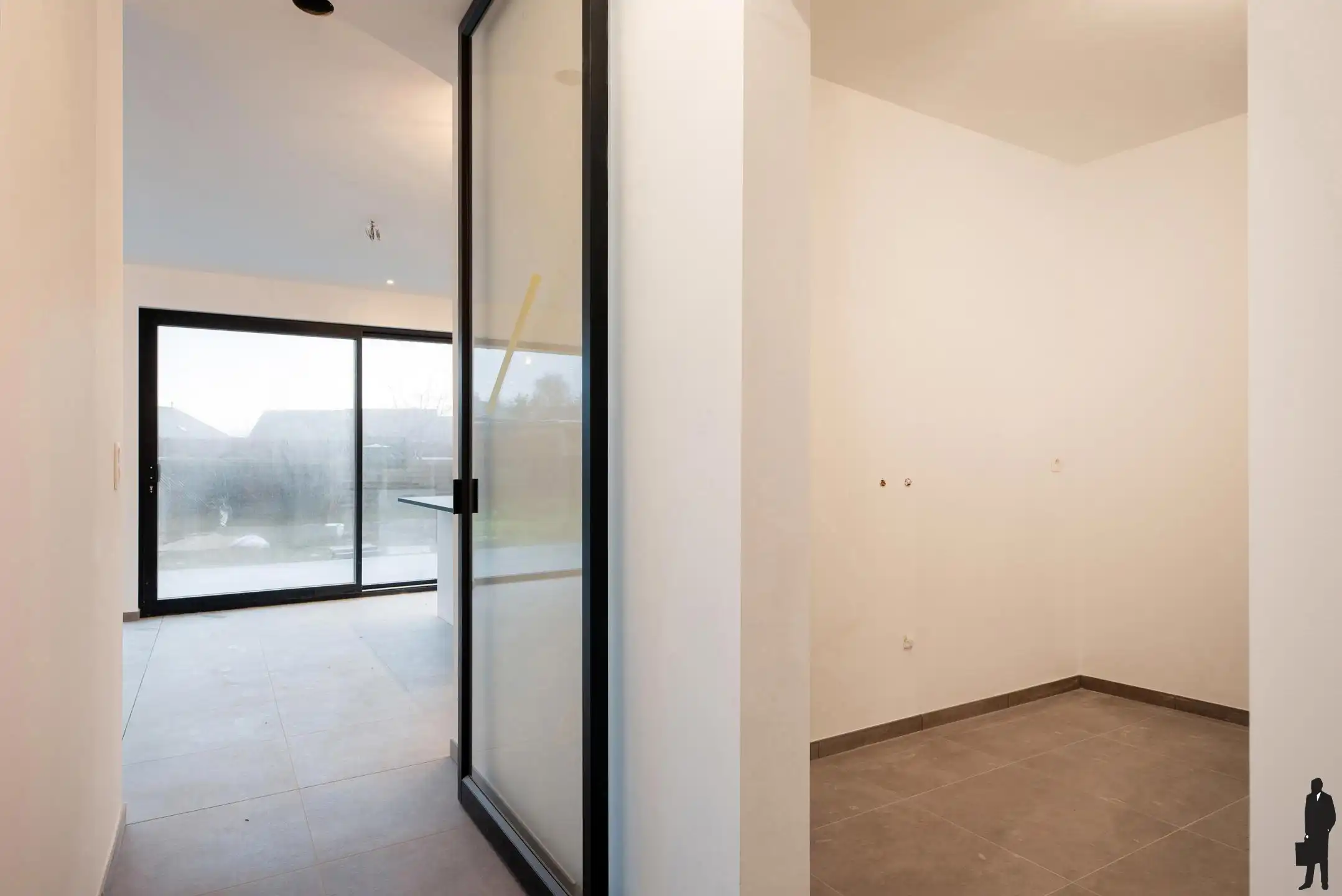 Instapklare nieuwbouw halfopen bebouwing met tuin en garage foto 5