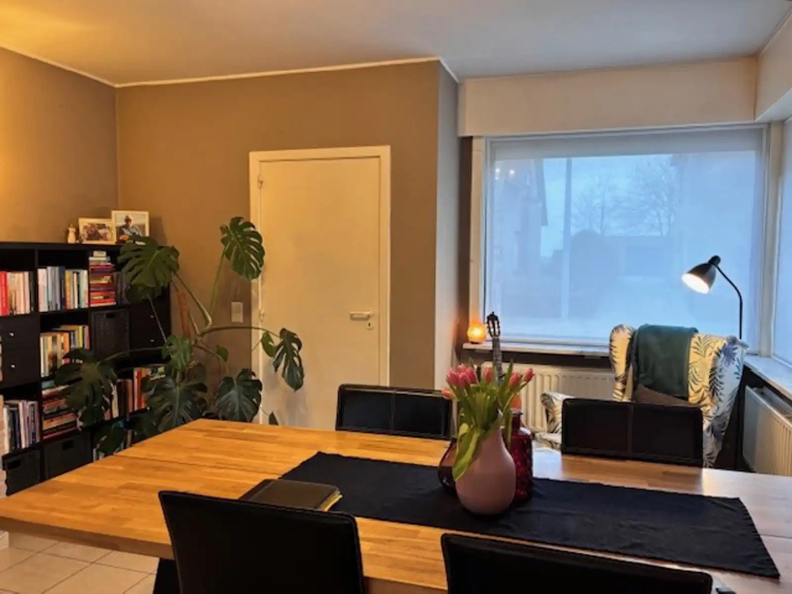 Ruime hoekwoning met terras, tuin en garage. foto 4