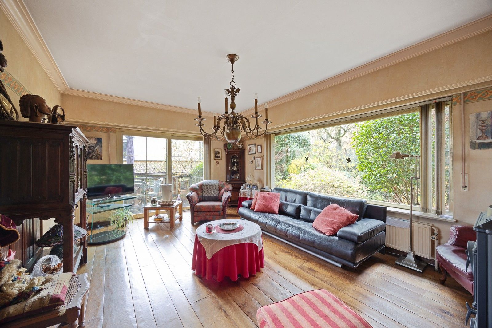 Open bebouwing met grote garage of magazijn, gelegen volledig in het groen en ingericht met een 'charme-authentiek-interieur' foto 3