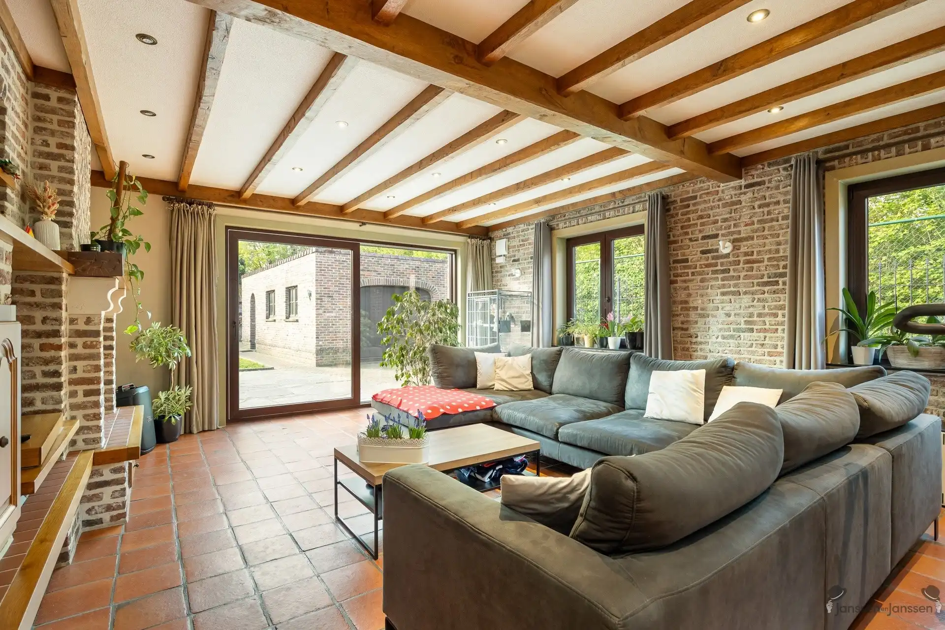 Ruime gezinswoning met 5 slaapkamers foto 8