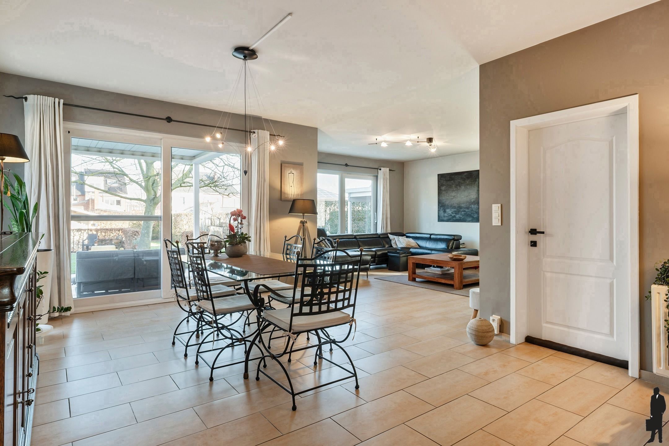 Ruime woning (ca. 225m²) met 3 grote slk’s, garage en mooie tuin op 726m² foto 5