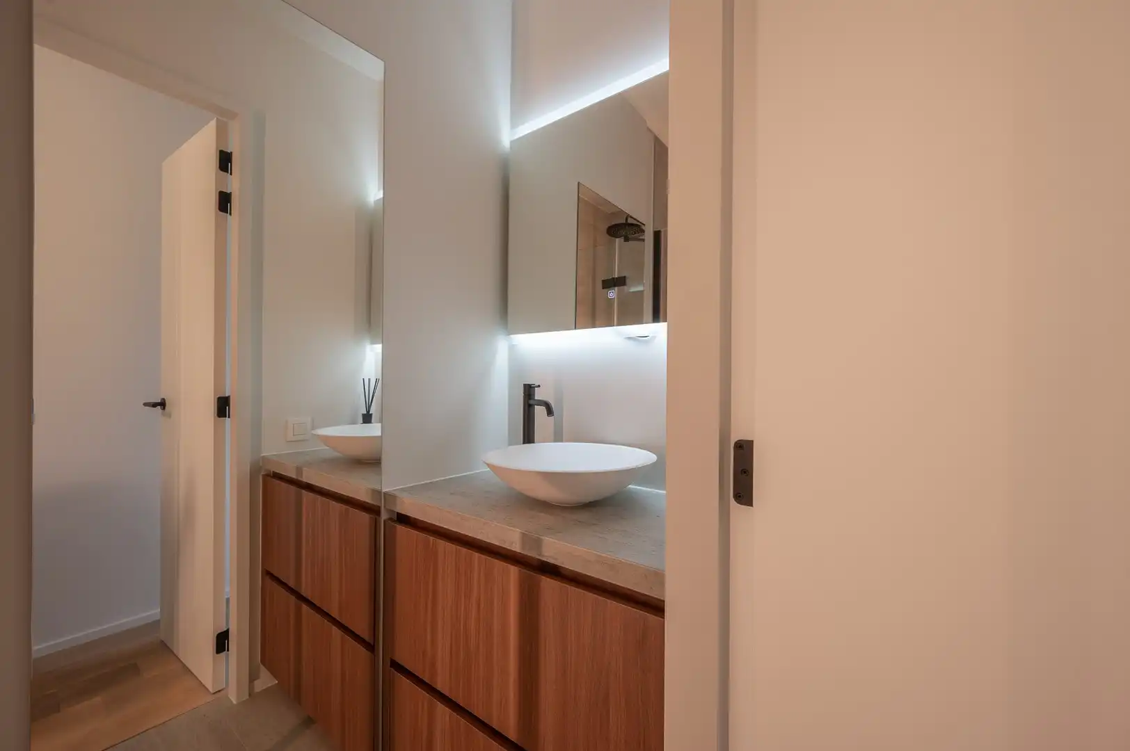 Volledig gerenoveerd appartement met zuidgericht terras heel centraal gelegen op de Kustlaan. foto 18