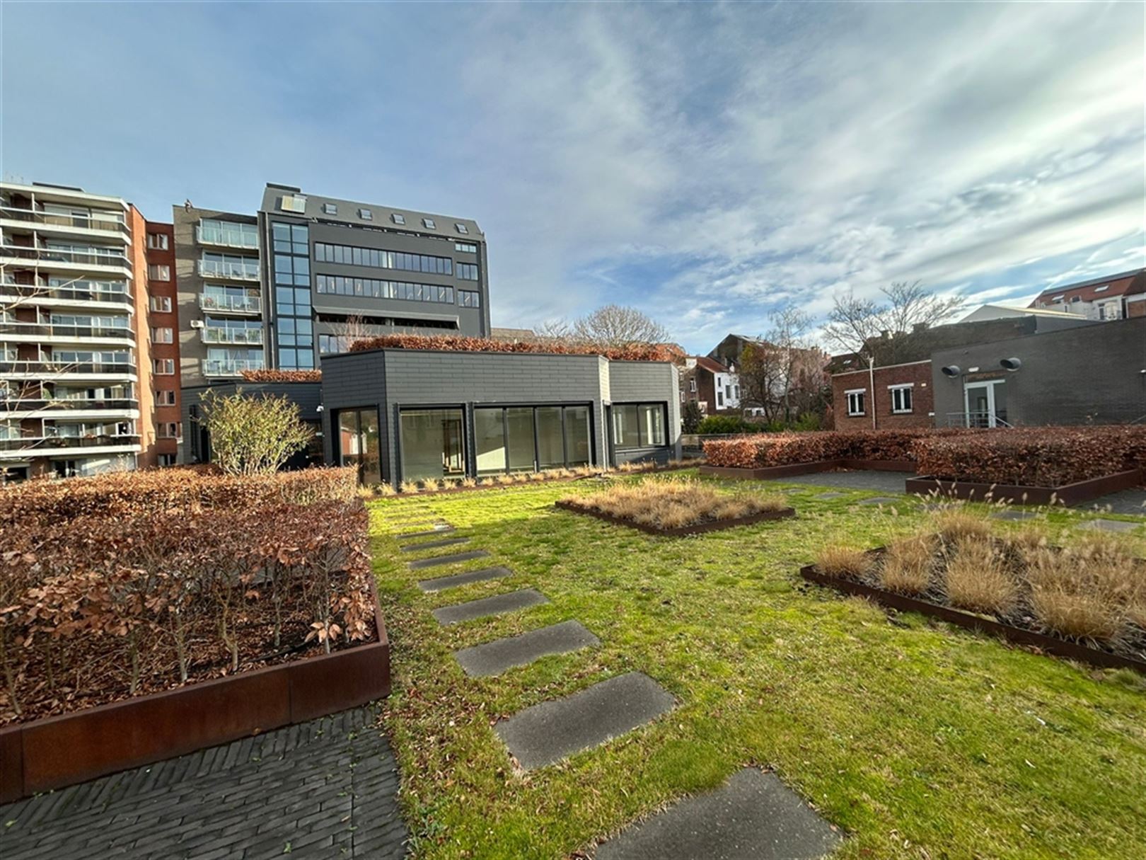 Volledig rerenoveerde kantoren te huur vanaf 150 m² foto 2