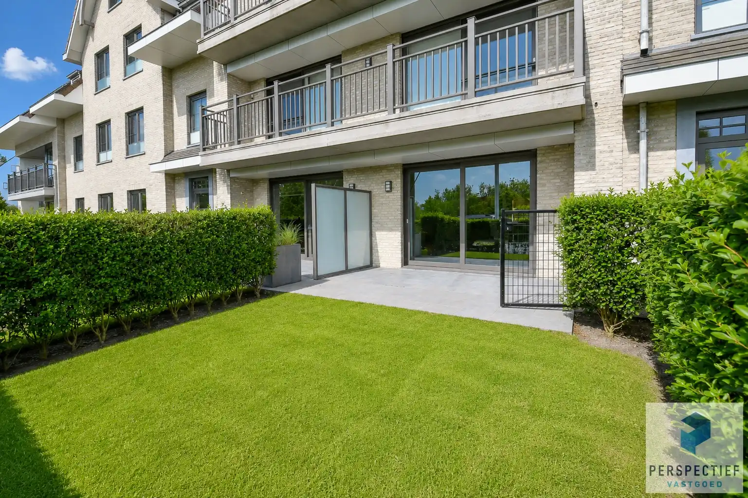 Ruim gelijkvloers appartement met 2 slaapkamers, voor- én achtertuin met terras & mogelijkheid tot aankoop staanplaats foto 2