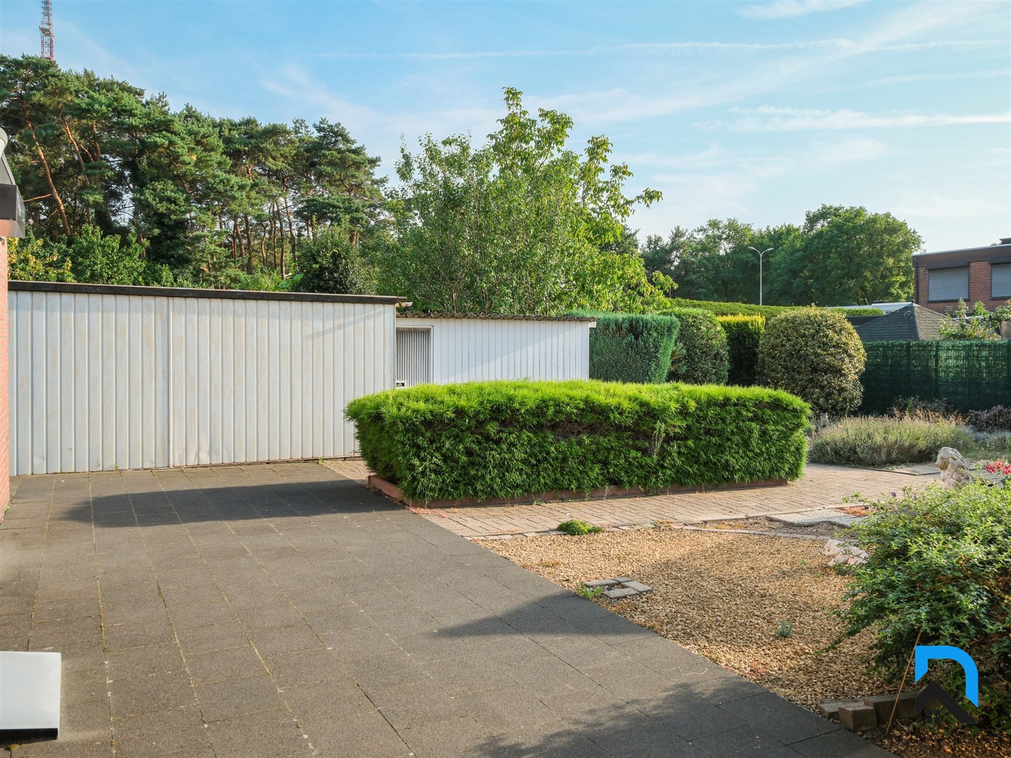 Halfopen bebouwing met tuin nabij het centrum van Genk foto 23