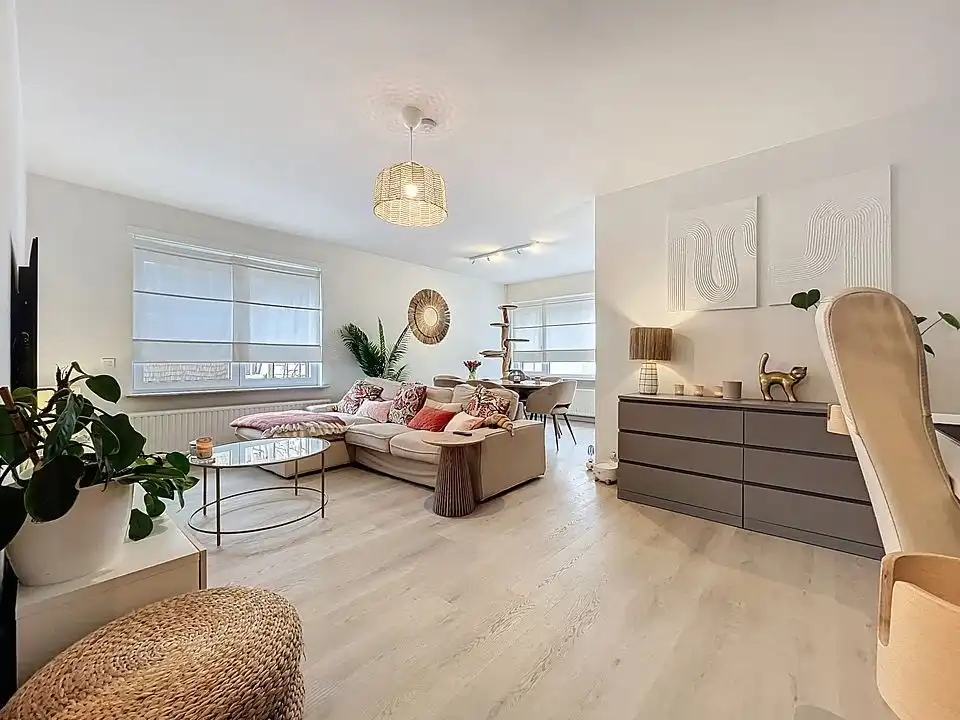 Gerenoveerd hoekappartement GLV  (2 slpks + dressing/bureau/babykamer) met tuin en garage foto 2