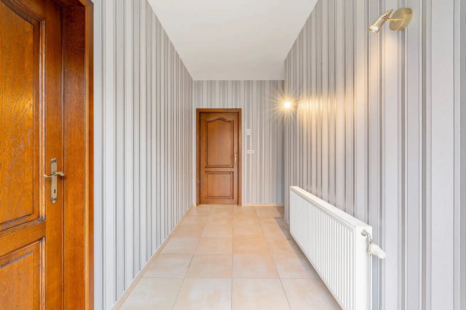 Gelijkvloerse bungalow met 2 slaapkamers, garage en riante tuin op toplocatie foto 21