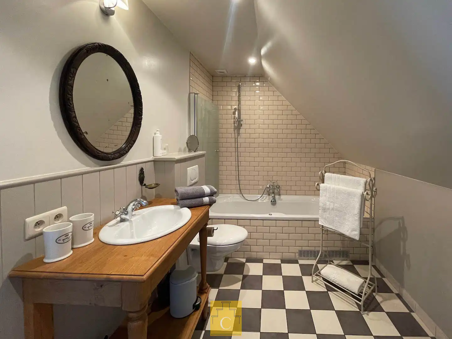 Idyllisch gelegen landgoed, voormalige hoeve, met karakterwoning, vakantieverblijf/boutique B & B met 6 vergunde kamers, parking en weide op circa 1 ha foto 22