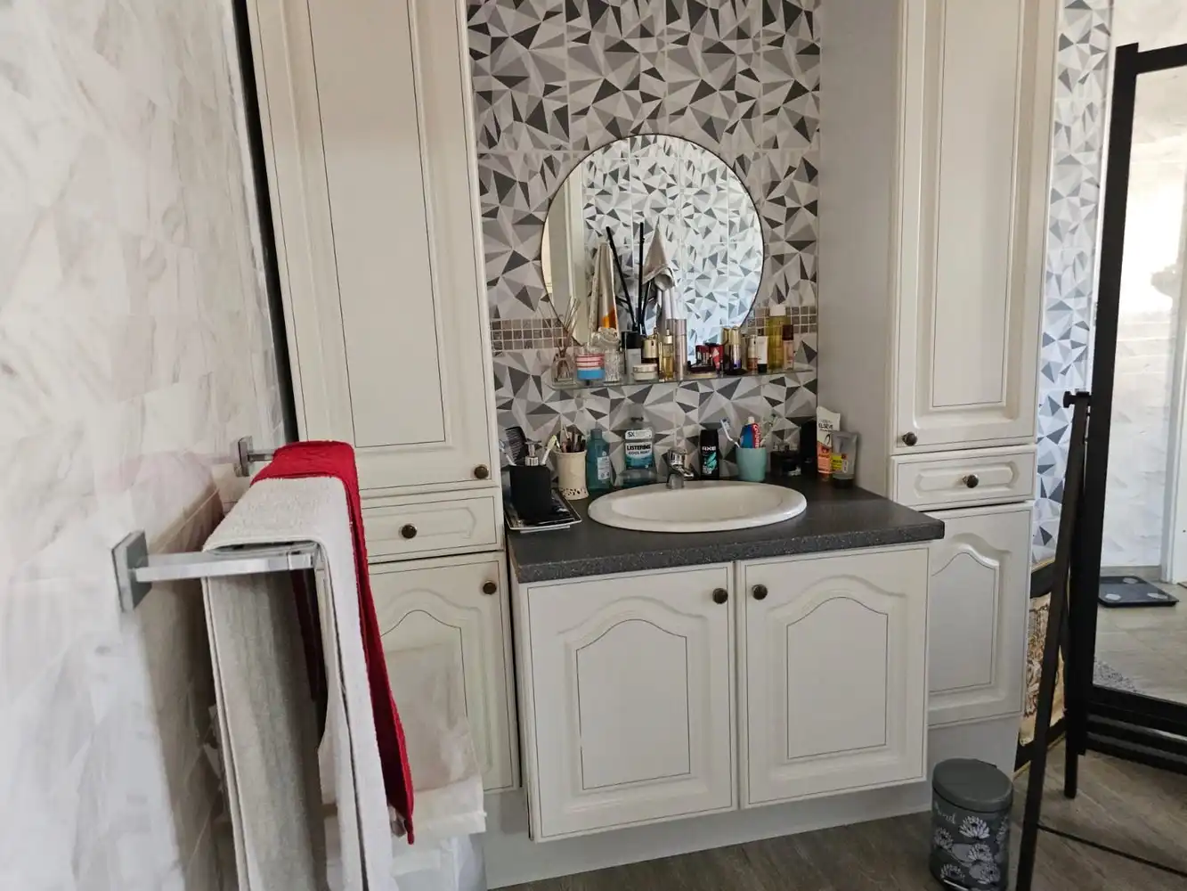 Ruime woning met tuin, 4 slaapkamers en 2 garages foto 2