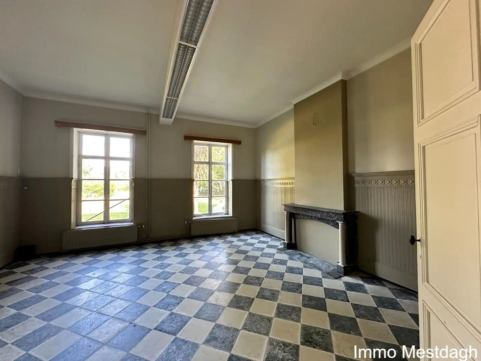 In de schaduw van de kerktoren bevindt zich deze mooie historische idyllische unieke pastorie.   foto 26