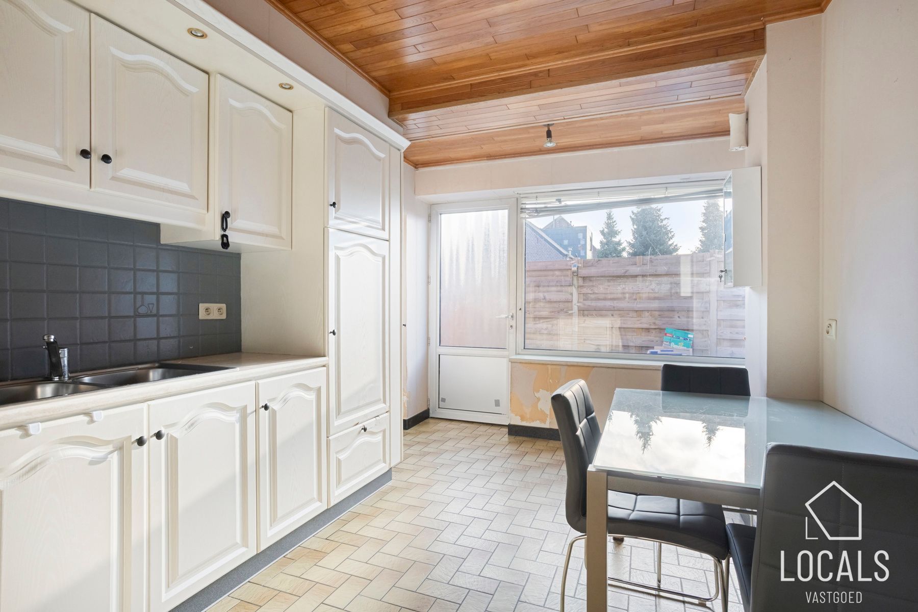 Licht op te frissen halfopen woning met veel potentieel  foto 6