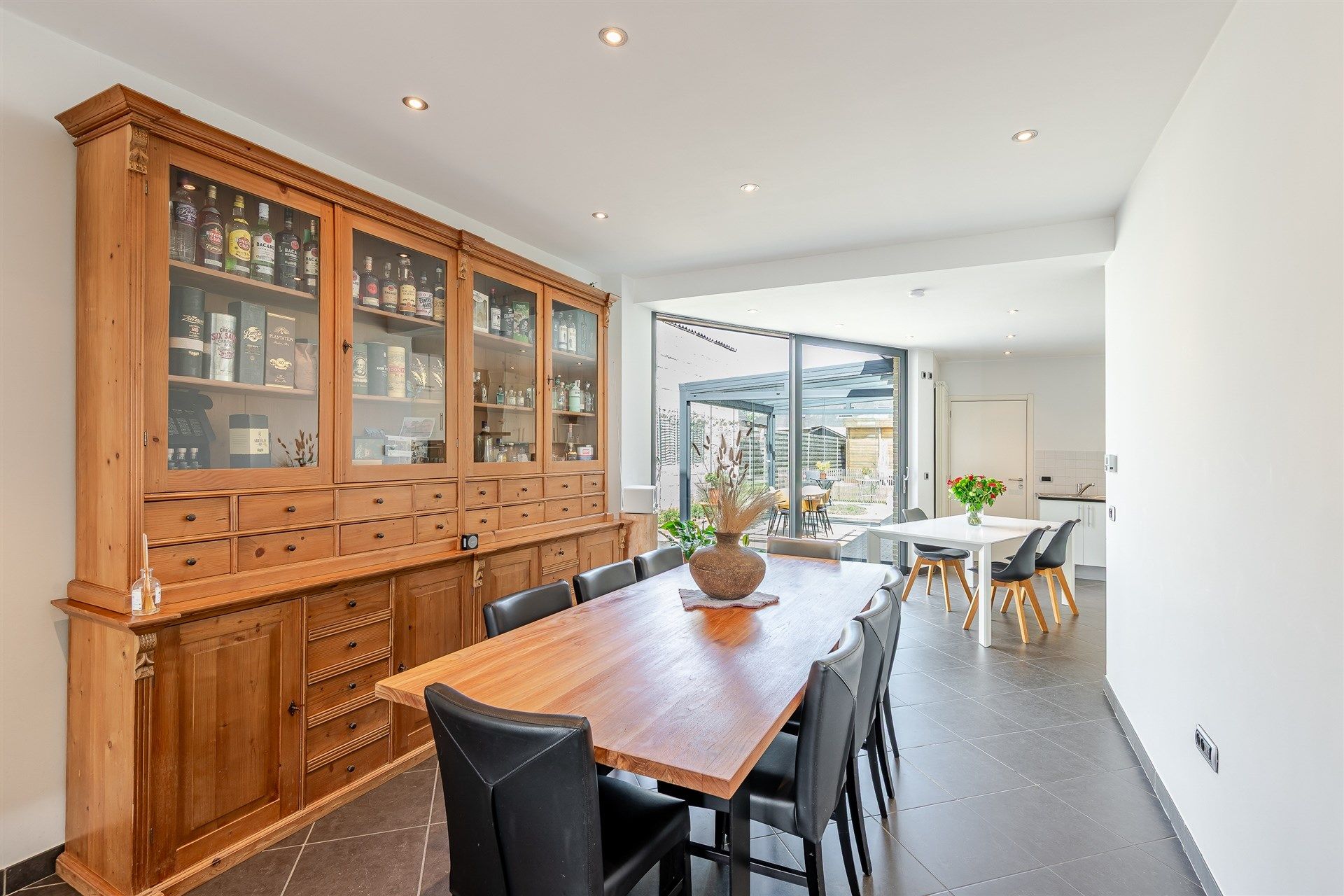 Uitstekend gerenoveerde woning met tuin en parkeerplaats foto 5