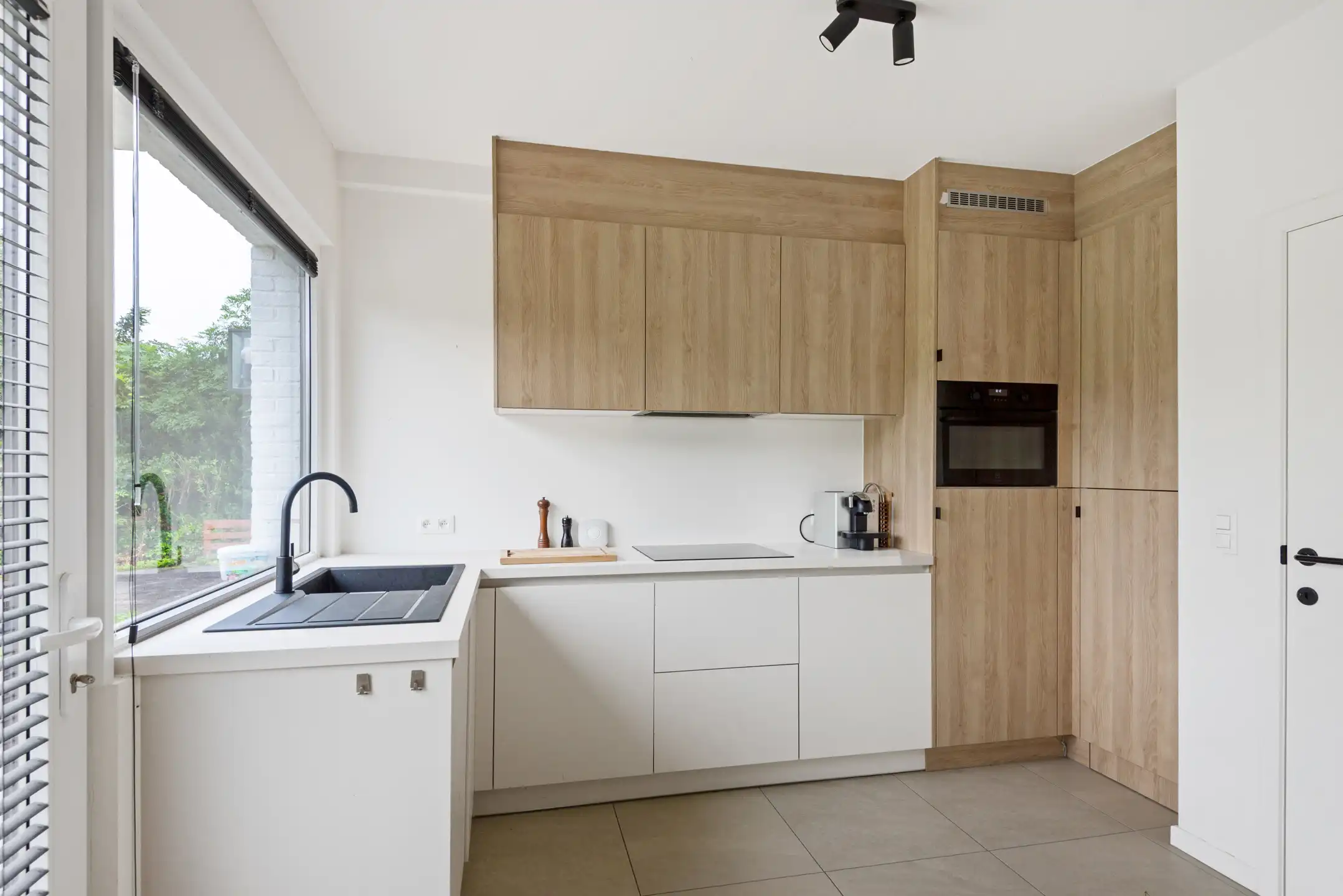 Moderne, instapklare Bungalow met 4 slpk. en 2 badk. en bijgebouw op 12 are 30 ca foto 3