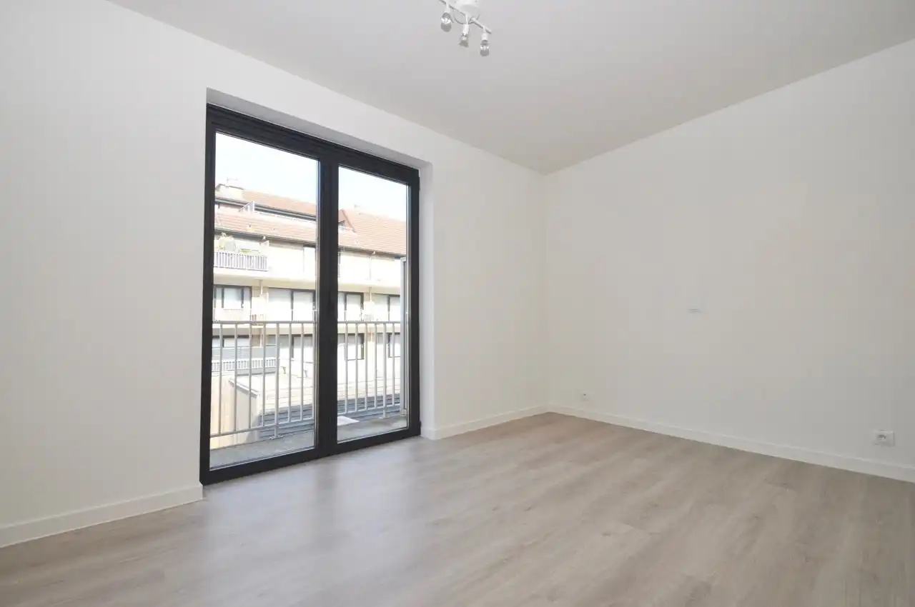 Lichtrijk appartement met twee slaapkamers, centraal gelegen. foto 13