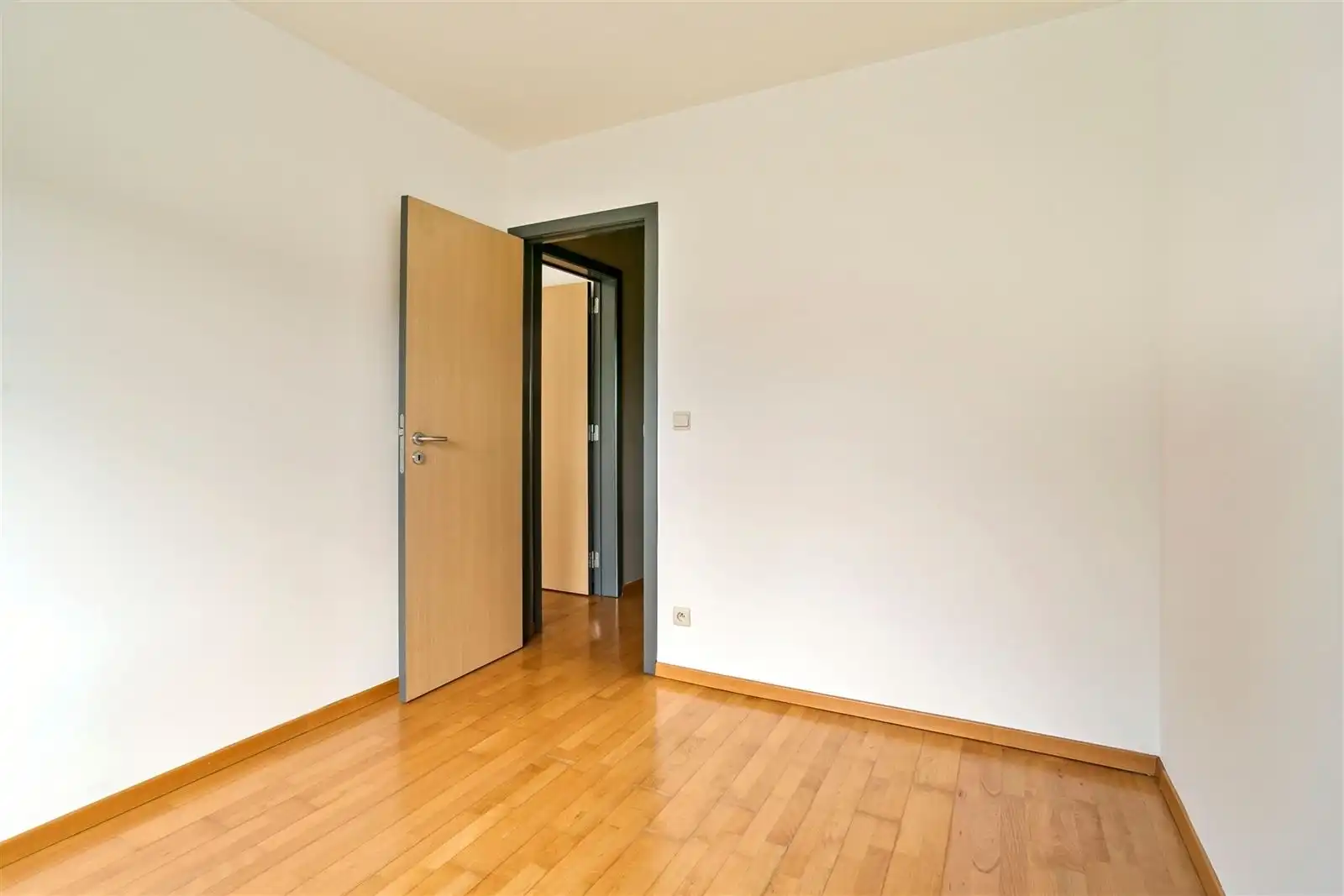 Gunstig gelegen duplex-appartement met inpandige garage en tuin foto 13