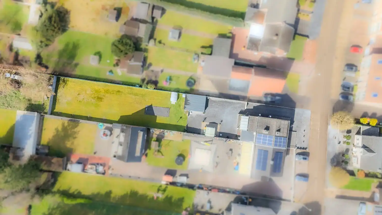 Instapklare woning met drie slaapkamers, ruime tuin en twee garageboxen in hartje Rekem! foto 5