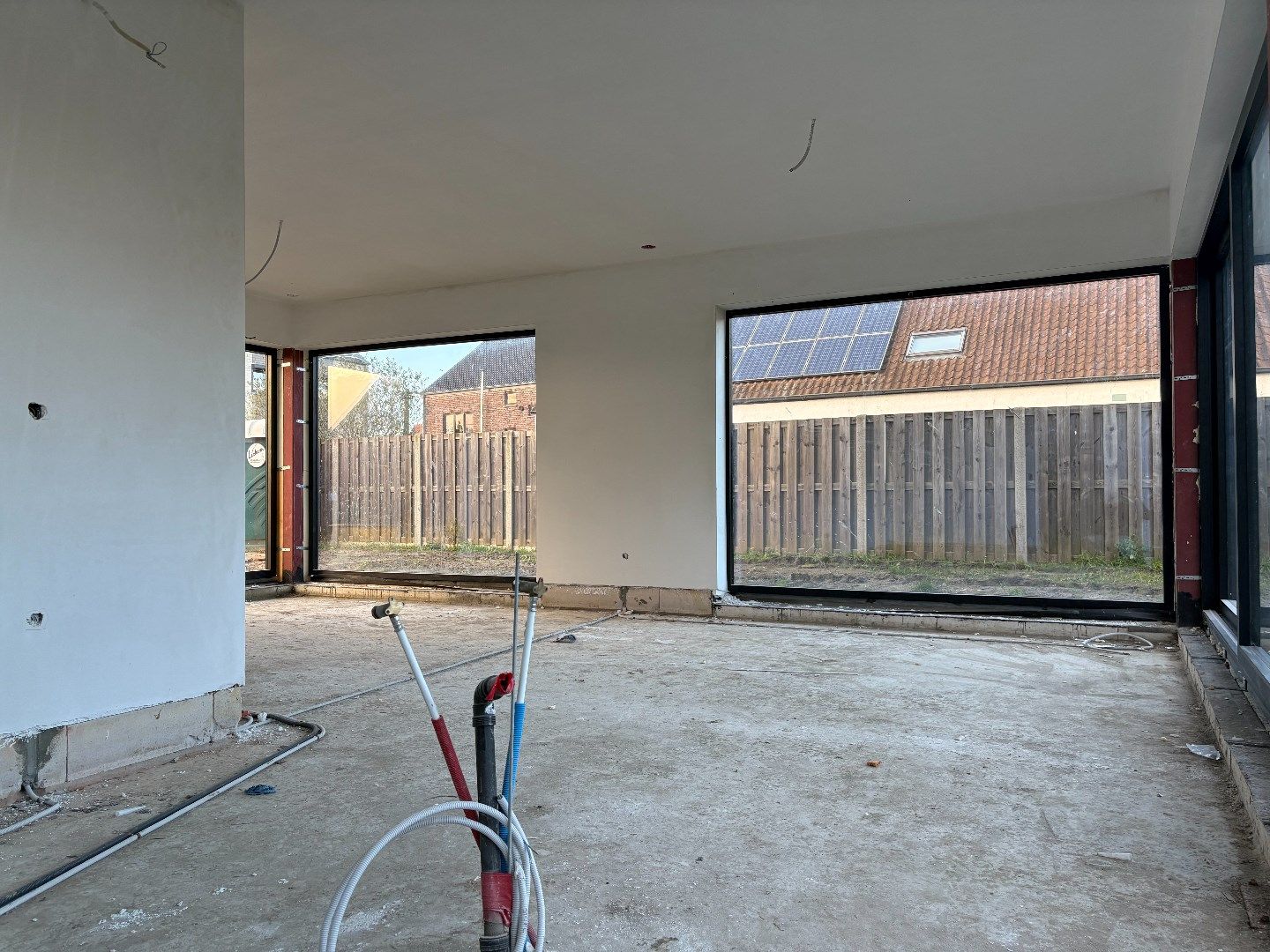 een moderne  nieuwbouw 3-gevel woning op en met grond foto 6