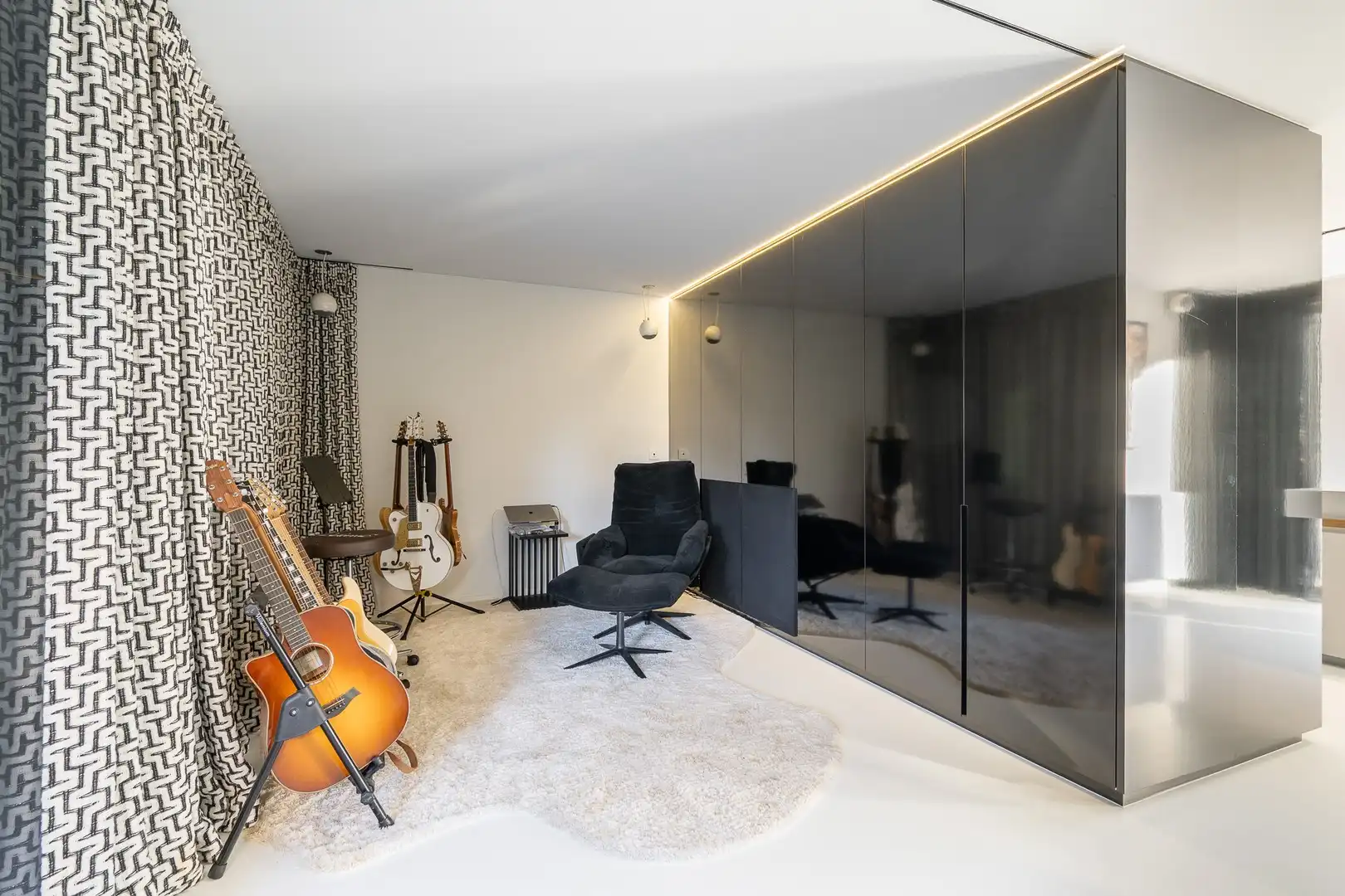 Alleenstaande villa met 4 slaapkamers in een residentiële omgeving. foto 18