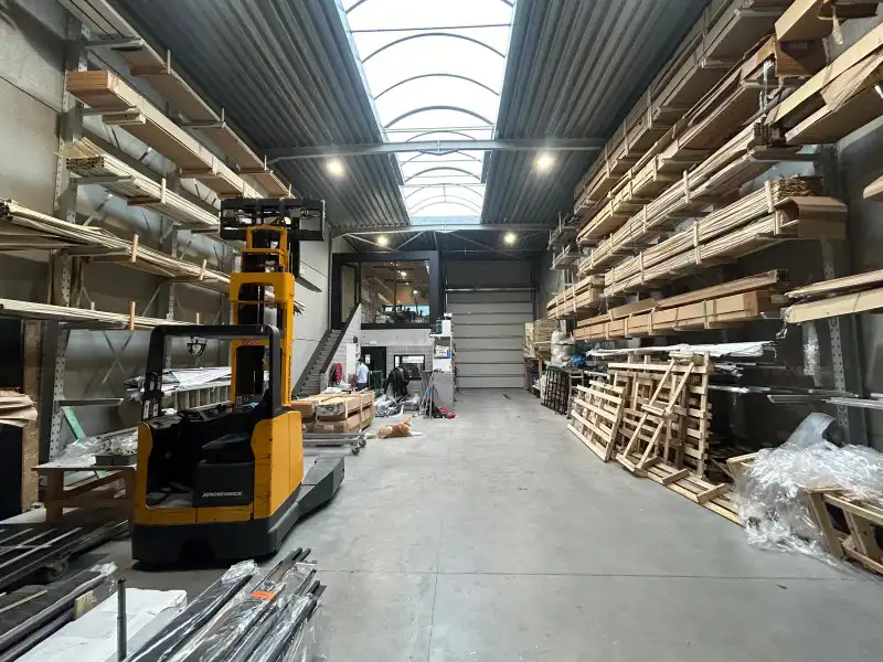 KMO-unit van 253 m² met kantoor en parking – topligging!! foto 4