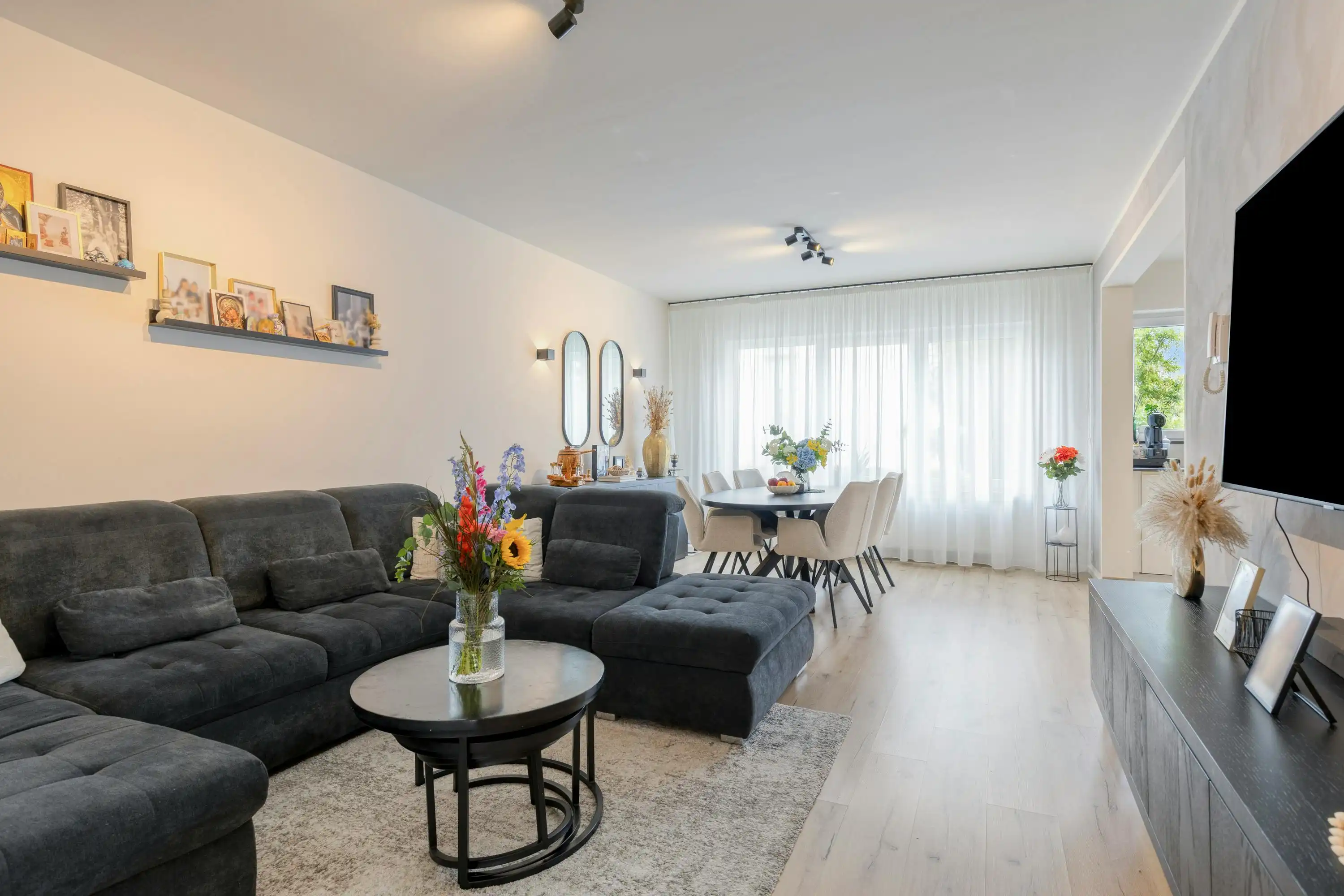 Appartement te koop in Merksem met 2 slaapkamers en garage foto 2