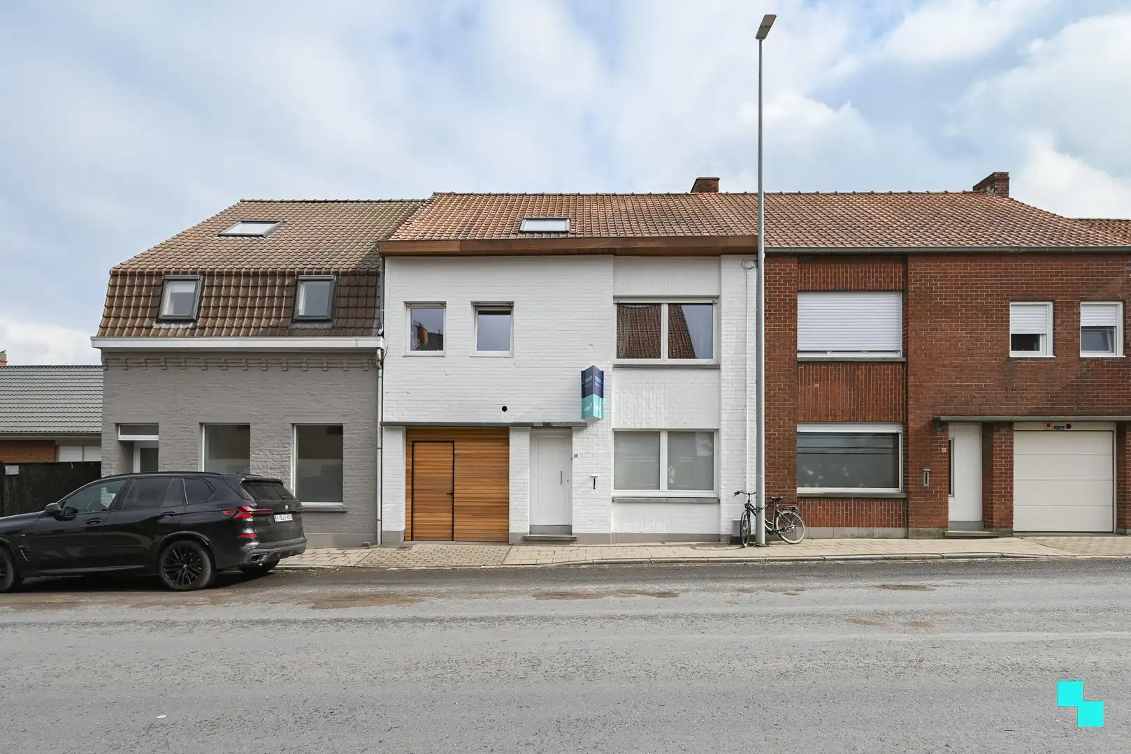 Instapklare ééngezinswoning met vier slaapkamers te Sint-Eloois-Winkel foto {{pictureIndex}}