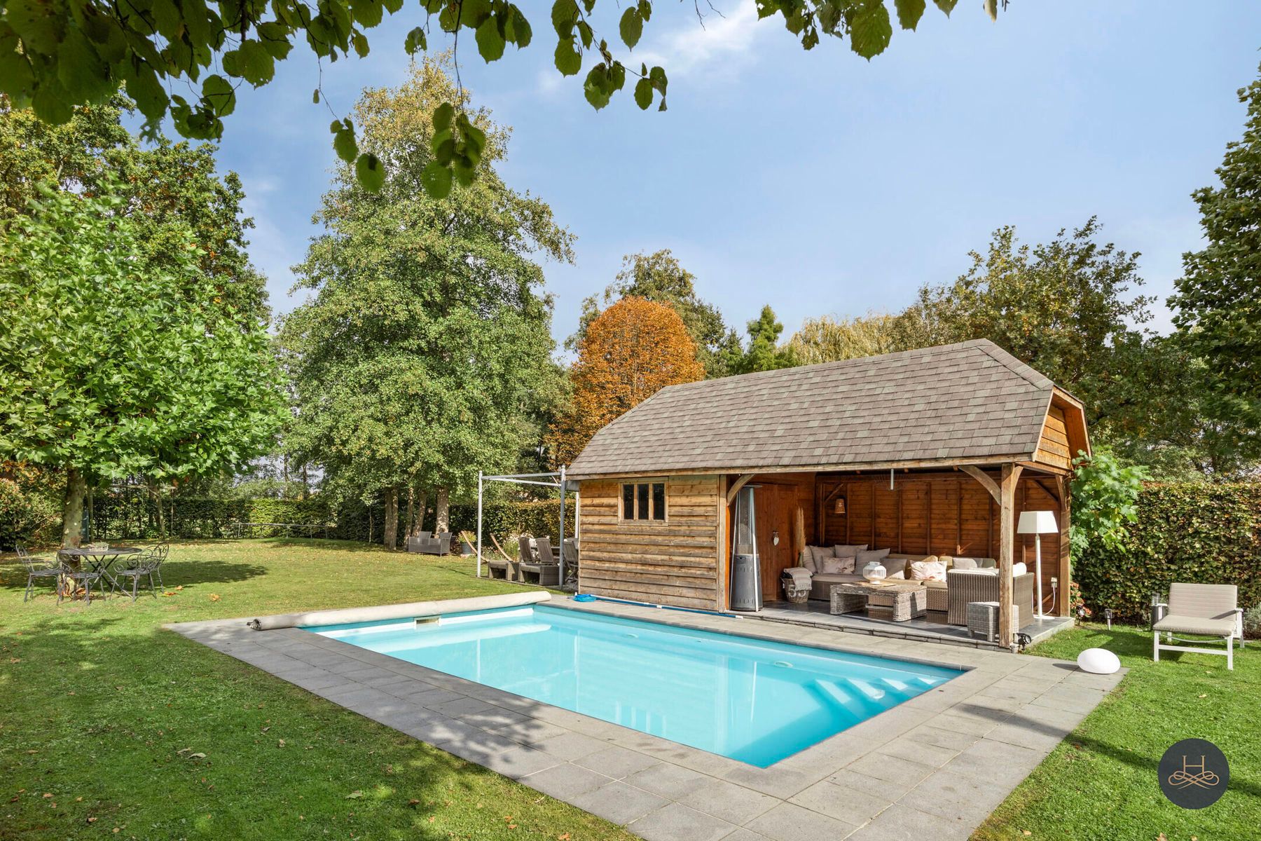 Imposante ruime villa met zwembad en een prachtige tuin foto 7