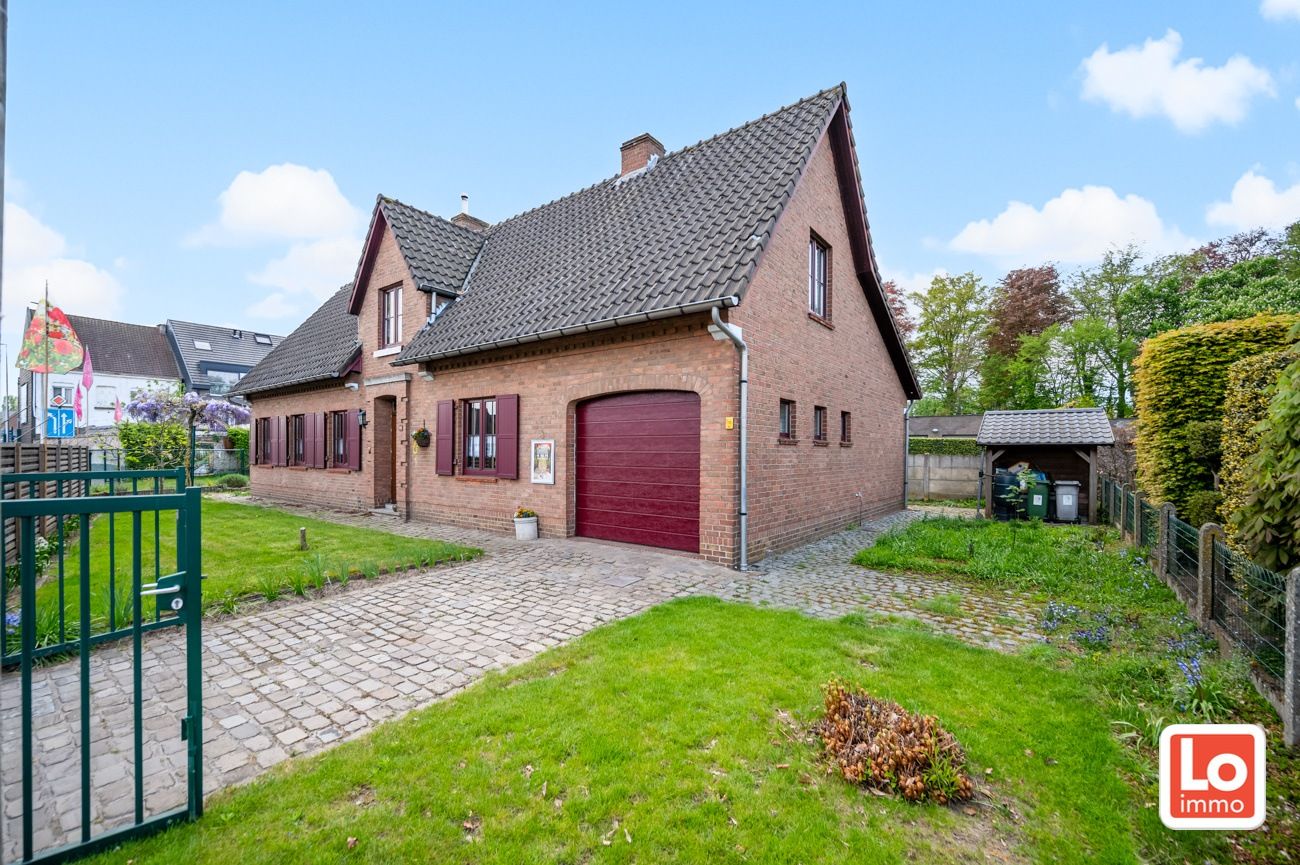 Degelijke alleenstaande woning met inpandige garage gelegen op een strategische locatie vlakbij Beervelde Dorp en het Park van Beervelde! foto 1