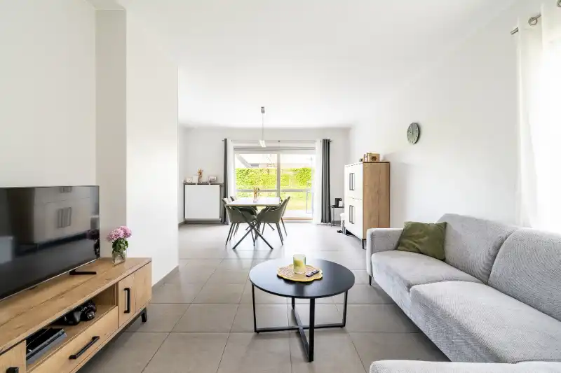 Halfopen bebouwing met praktische indeling in rustige woonwijk foto 3