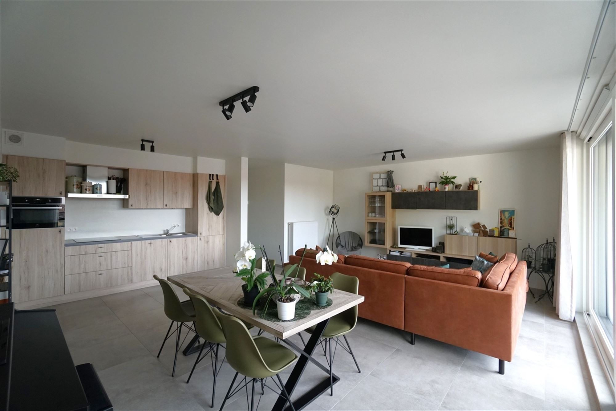 Prachtig  2-slpk appartement met lift, ruim zonnig terras en garage in centrum Oosteeklo foto 6