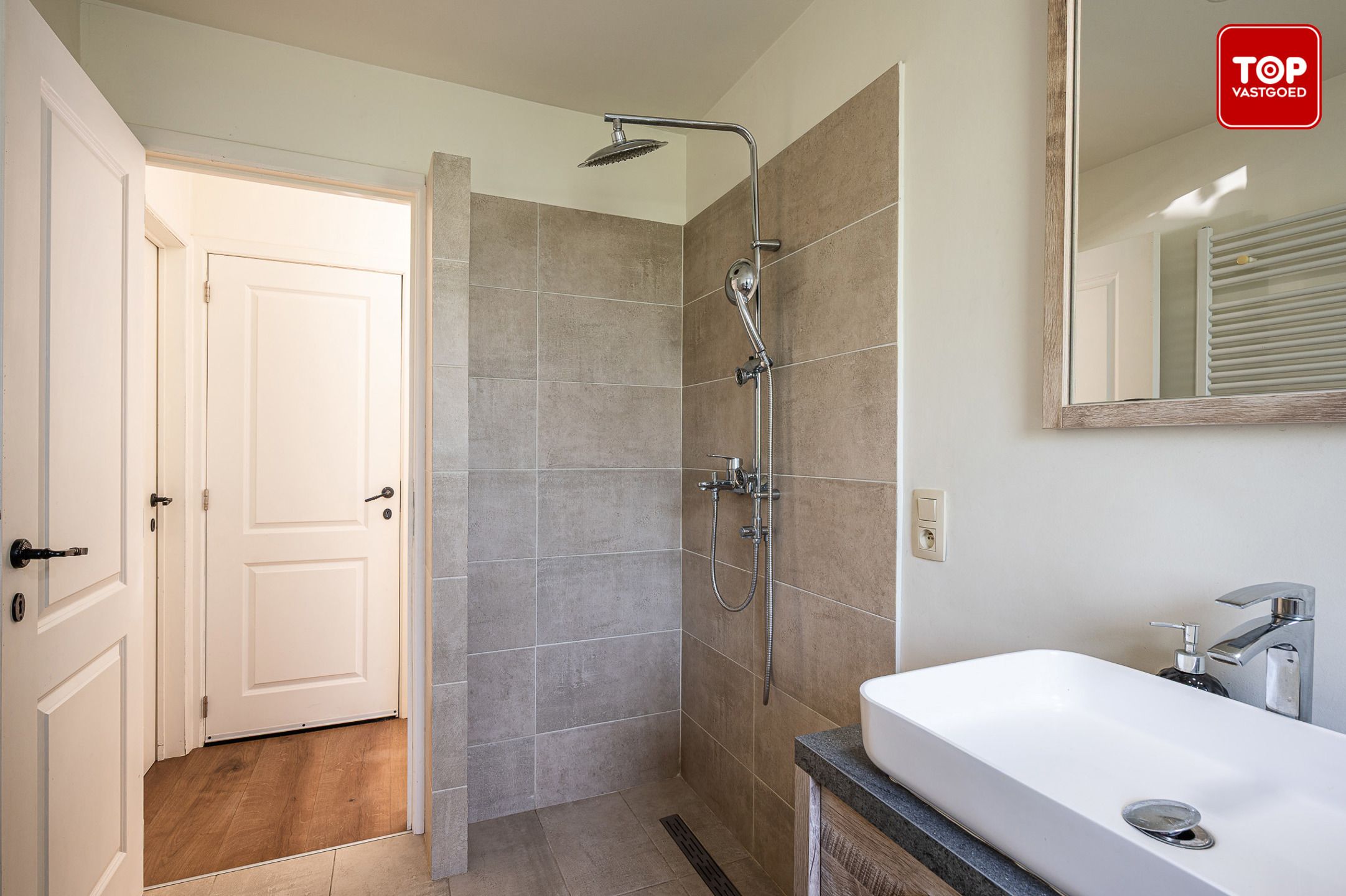 Alleenstaande woning met 3 slaapkamers, 2 badkamers en inpandige garage  foto 13