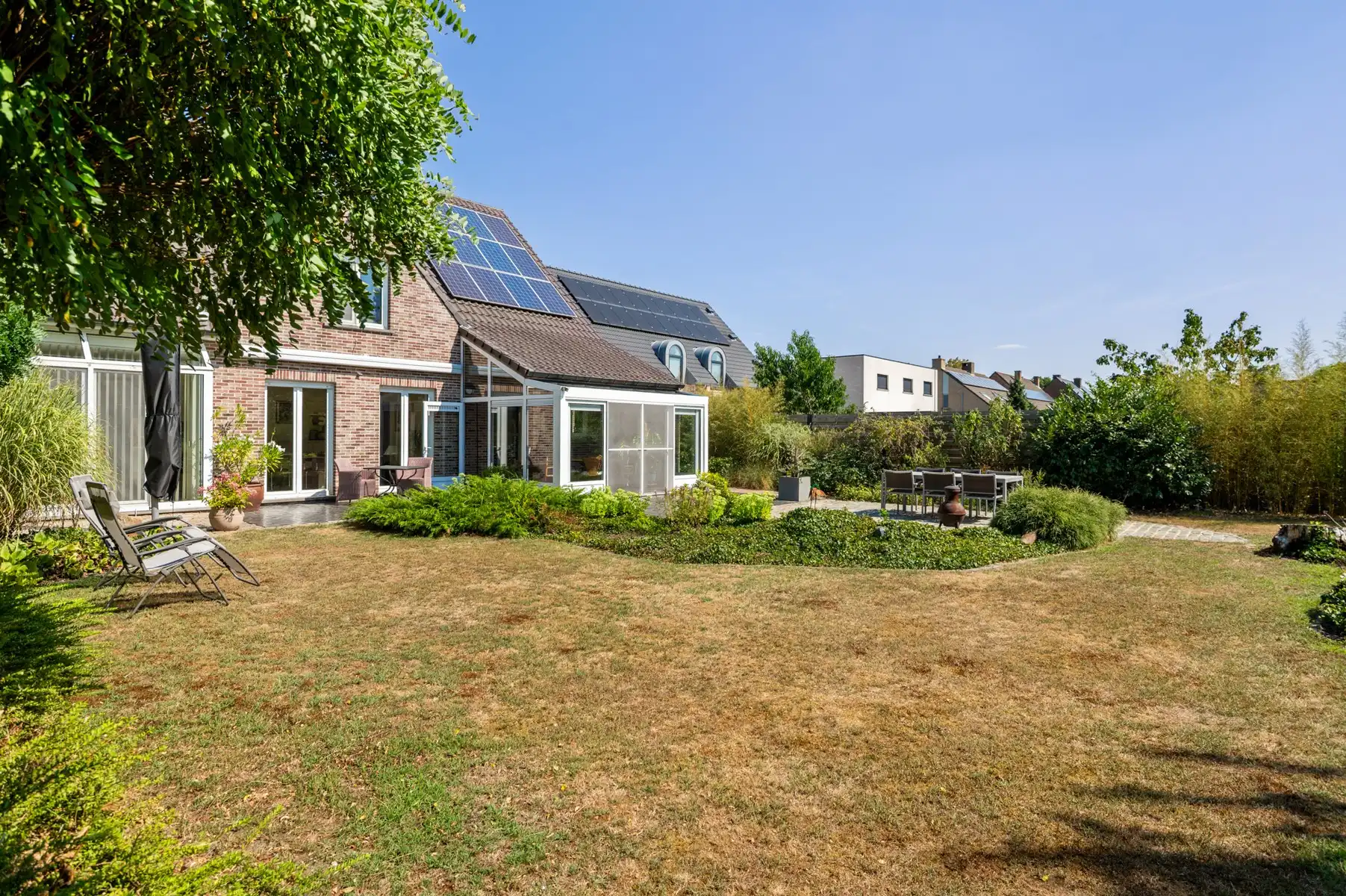 Ruime en lichtrijke villa in rustige, groene omgeving foto 6