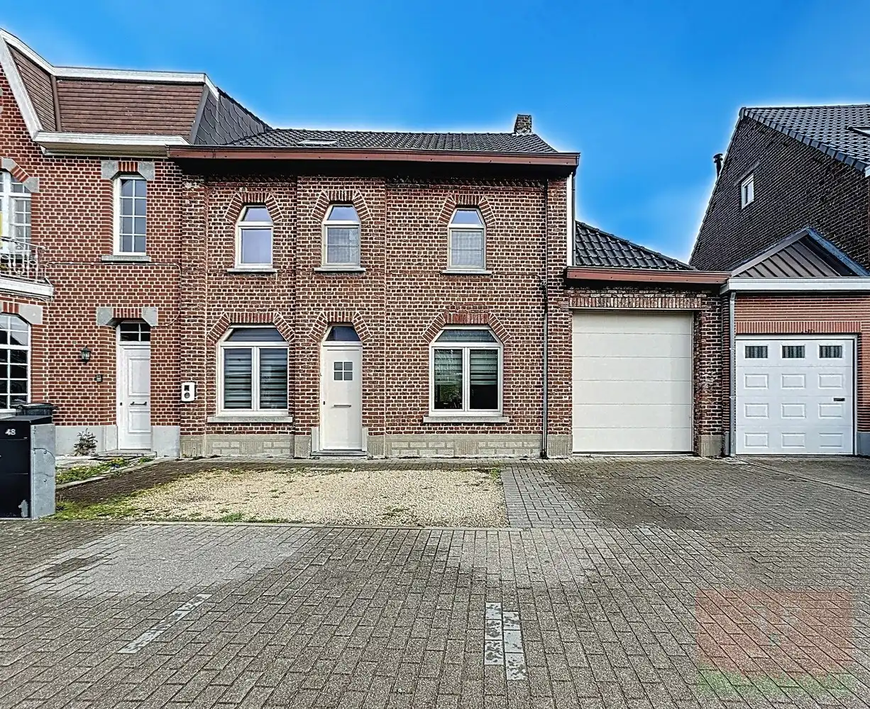 Instapklare hedendaagse gezinswoning met garage, opslagruimte en grote tuin foto {{pictureIndex}}