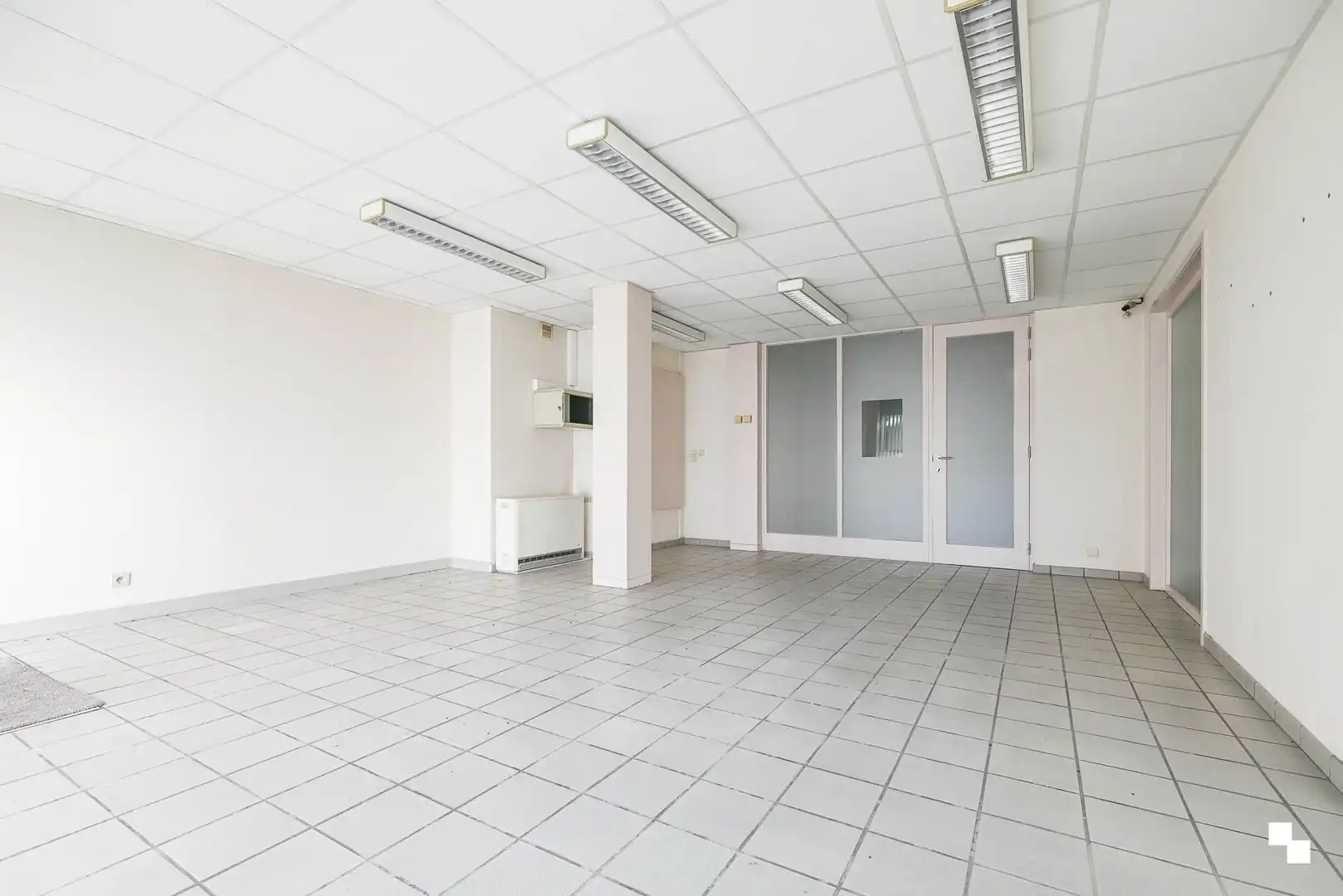 Commerciële ruimte van 114 m² met garagebox in centrum Izegem foto 2