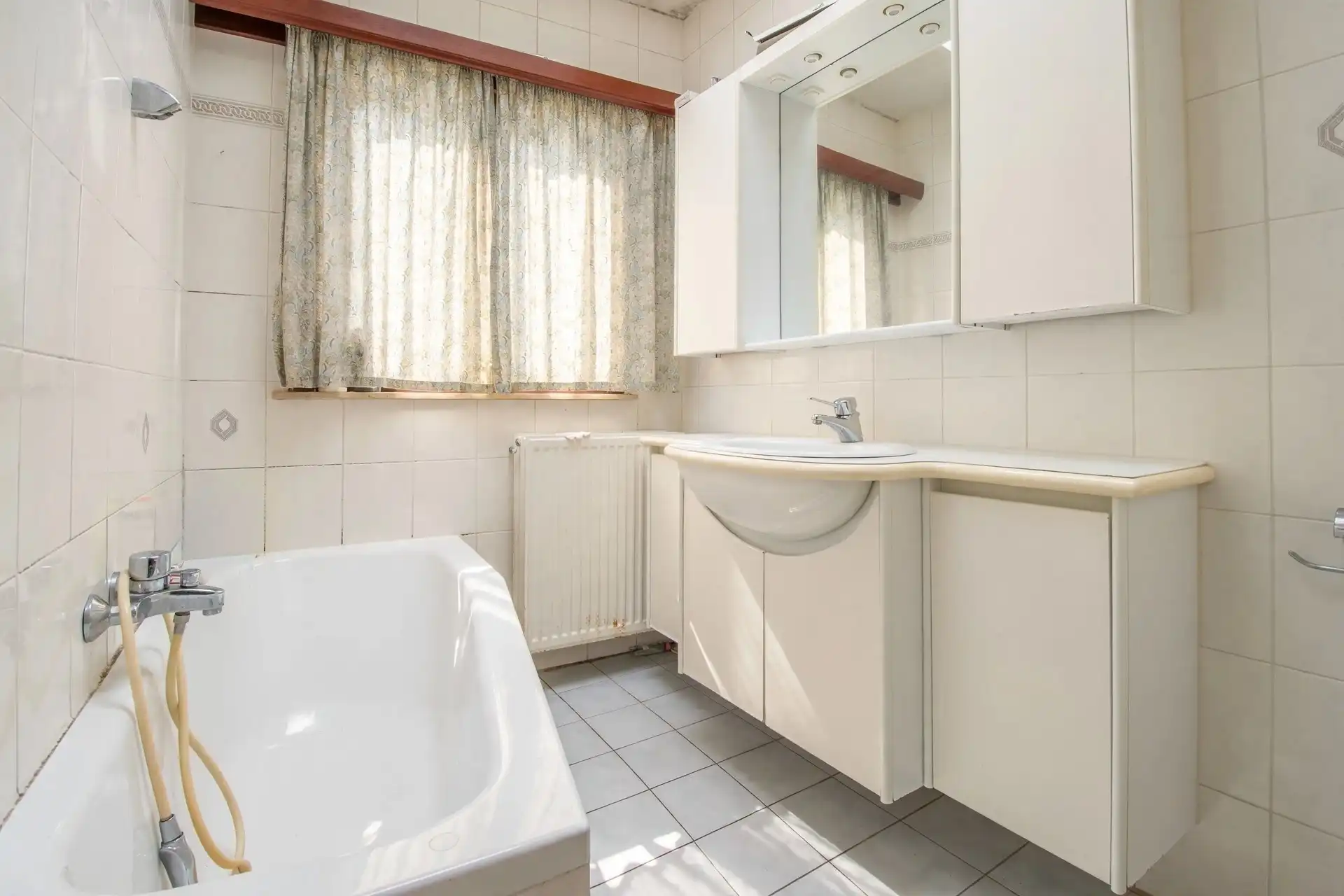 Instapklare bel-etagewoning met 2 slaapkamers en een ruime garage in het centrum van Sint-Gillis-Waas foto 12