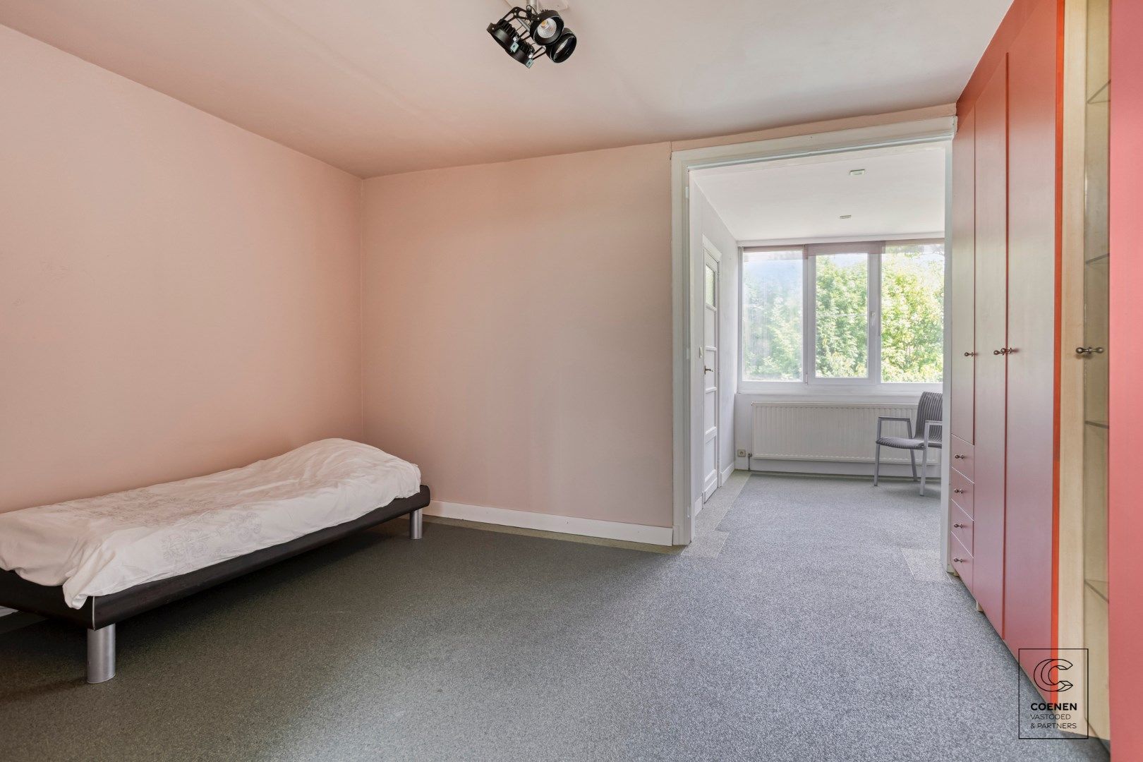 Instapklaar herenhuis van 241 m² met drie slaapkamers, gelegen in Mortsel! foto 22