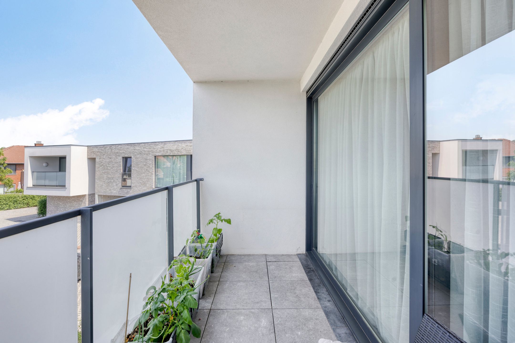 Recent appartement met 2 slaapkamers & parking foto 18