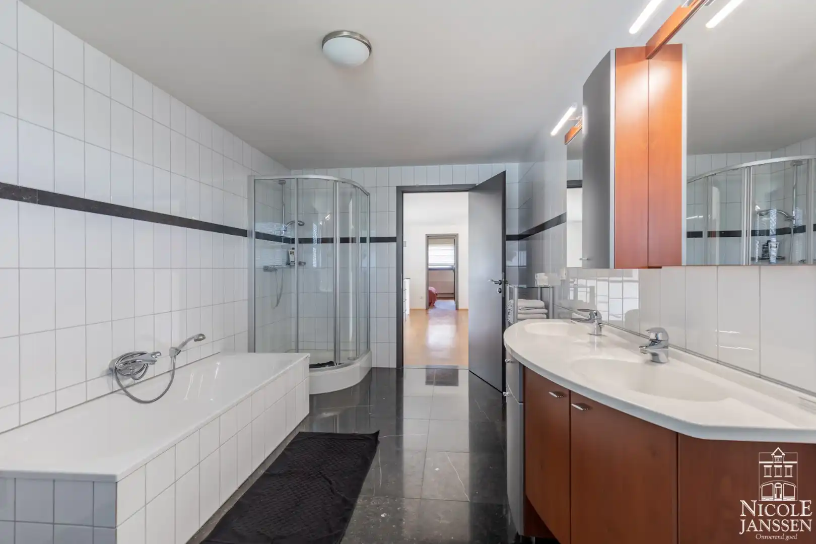 Luxueus ingerichte villa met vier slaapkamers en verzorgde tuin foto 29